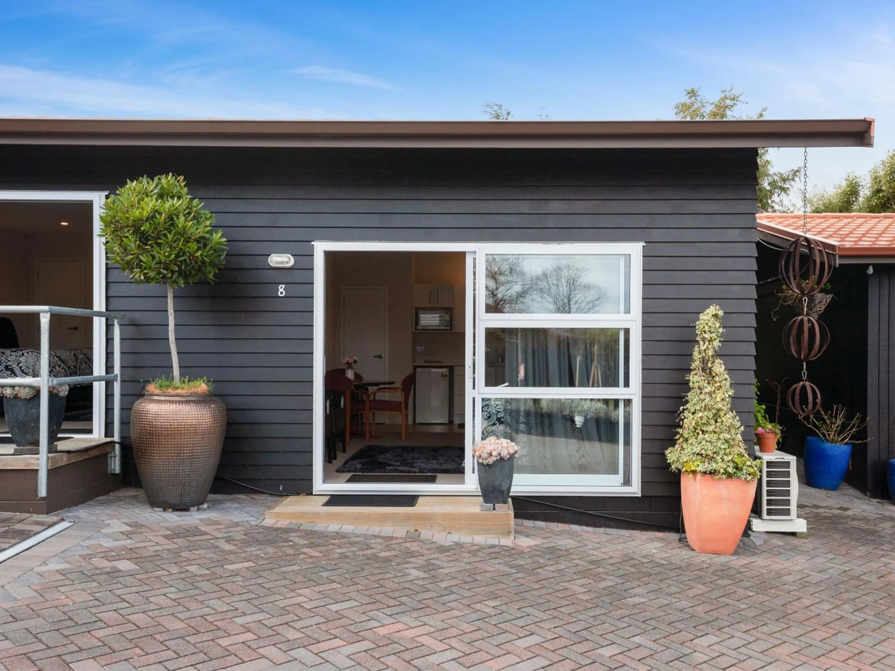 Facade/entrance in Dunrovin Motel