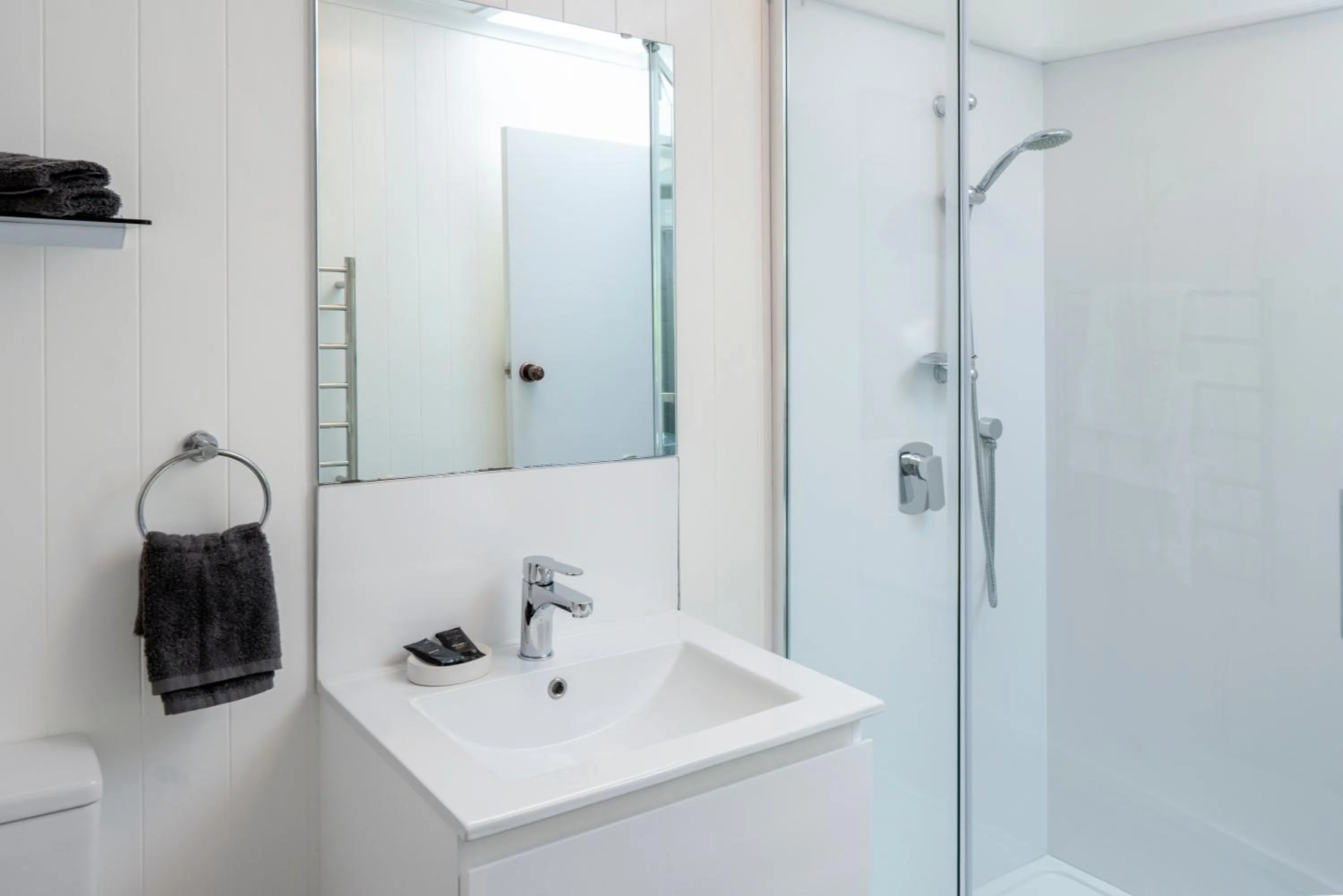 Bathroom in Dunrovin Motel