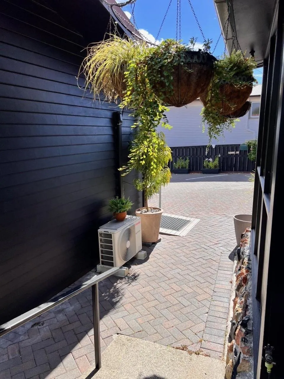 Property building in Dunrovin Motel