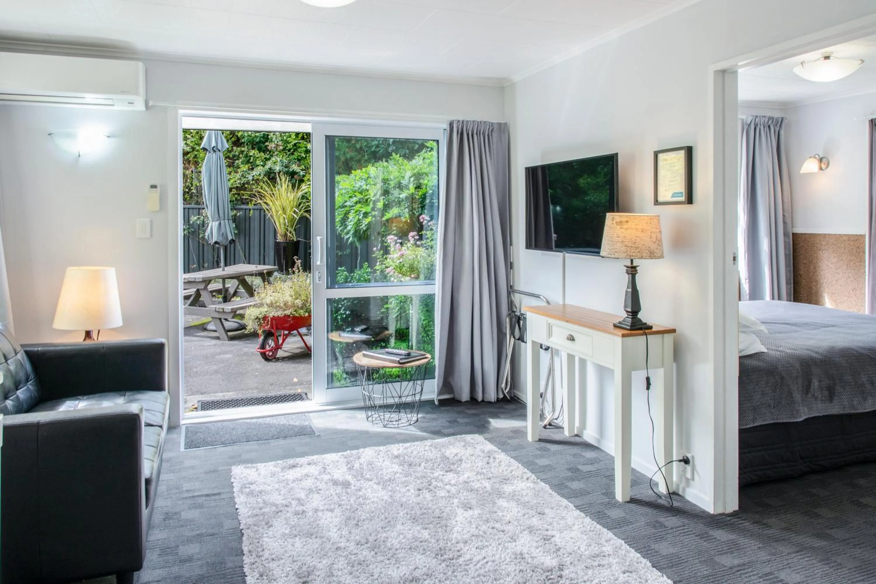 View (from property/room), Bed in Dunrovin Motel