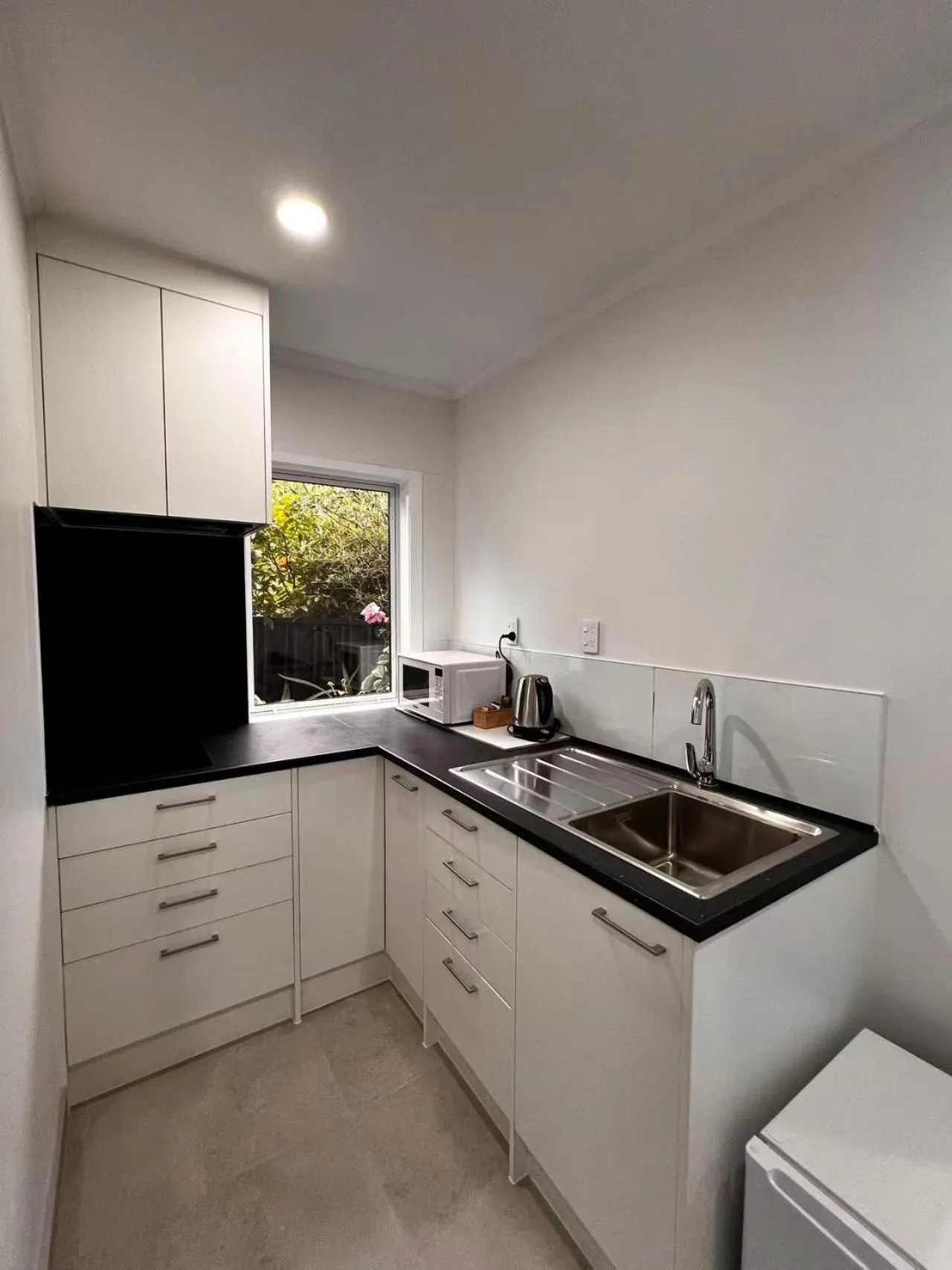 Kitchen or kitchenette in Dunrovin Motel