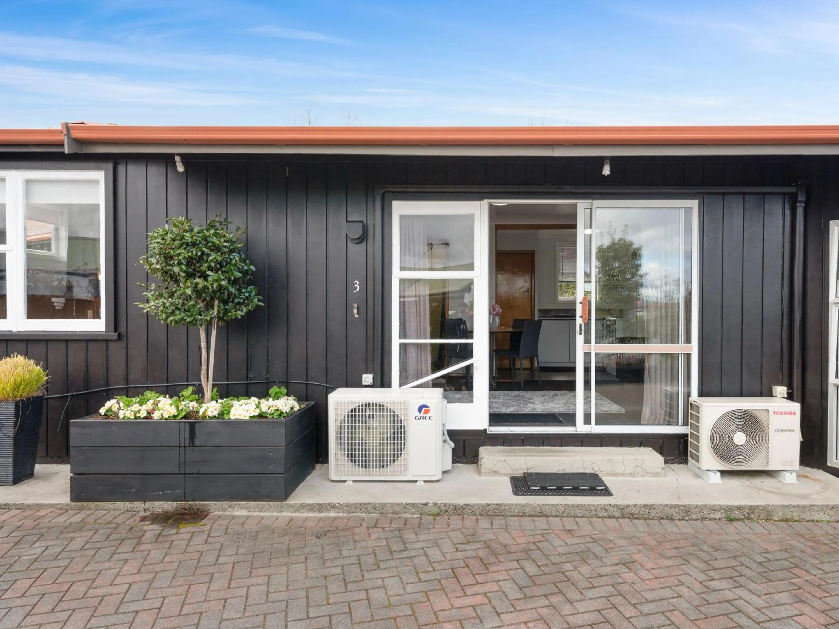 Facade/entrance in Dunrovin Motel