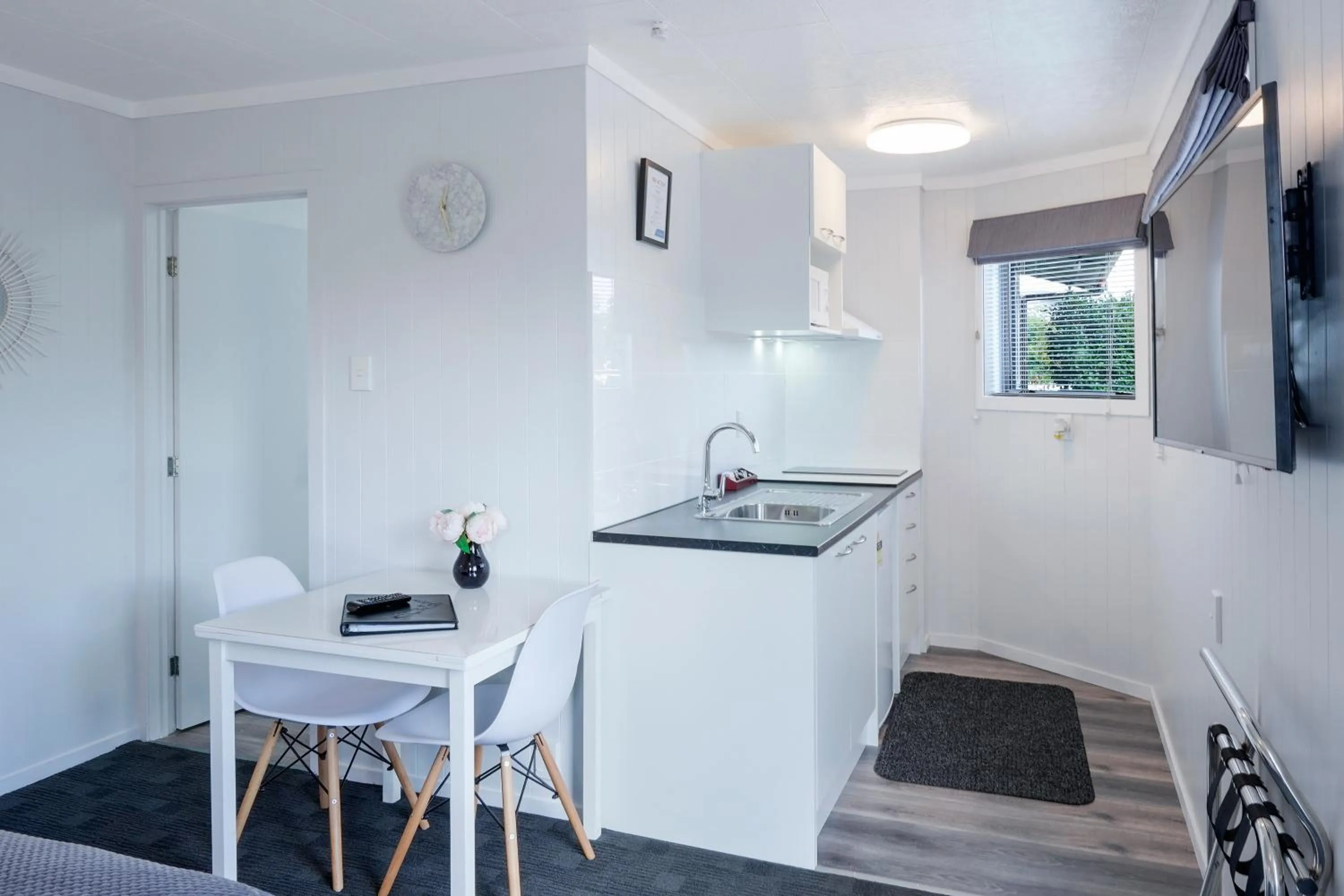 Kitchen or kitchenette in Dunrovin Motel