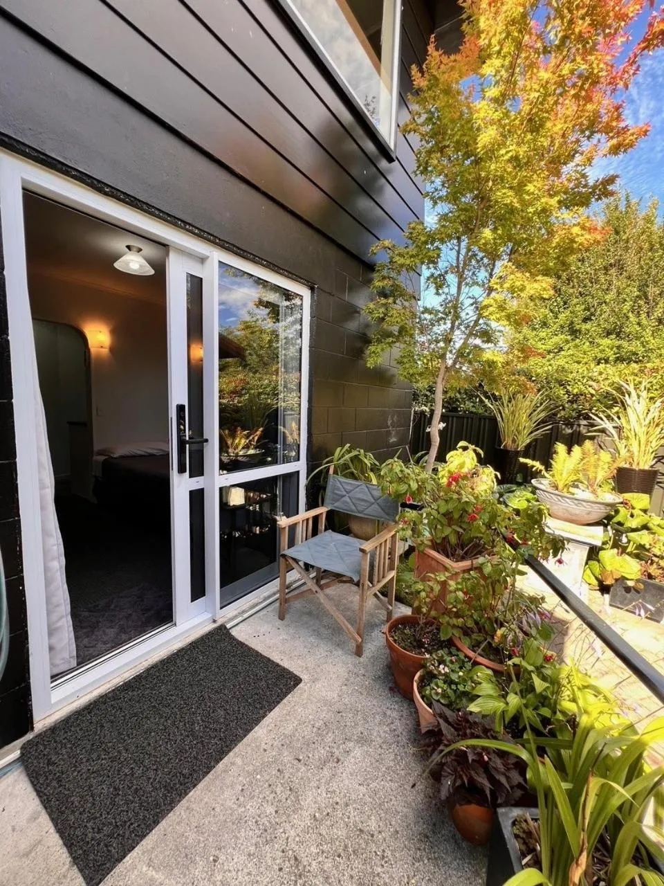 Patio in Dunrovin Motel