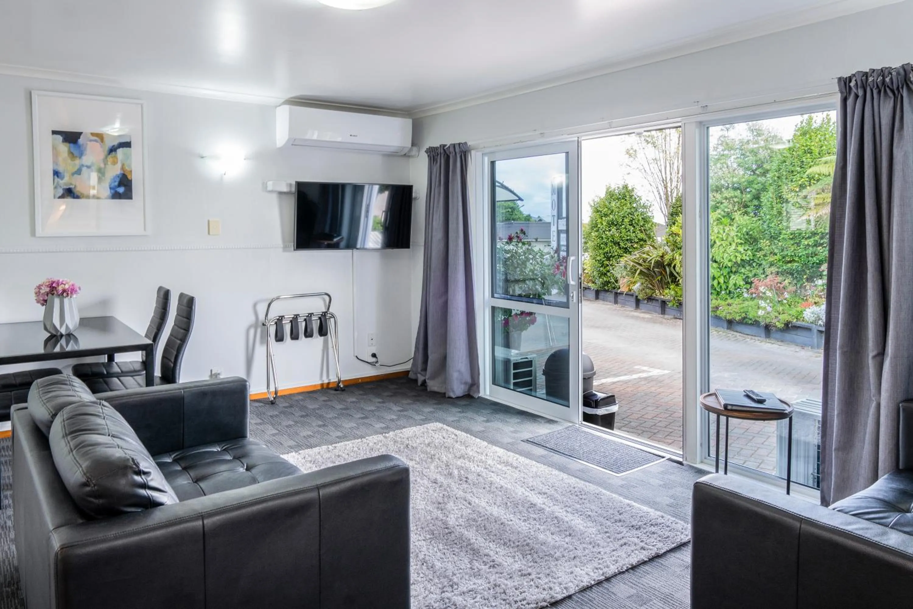 TV and multimedia in Dunrovin Motel