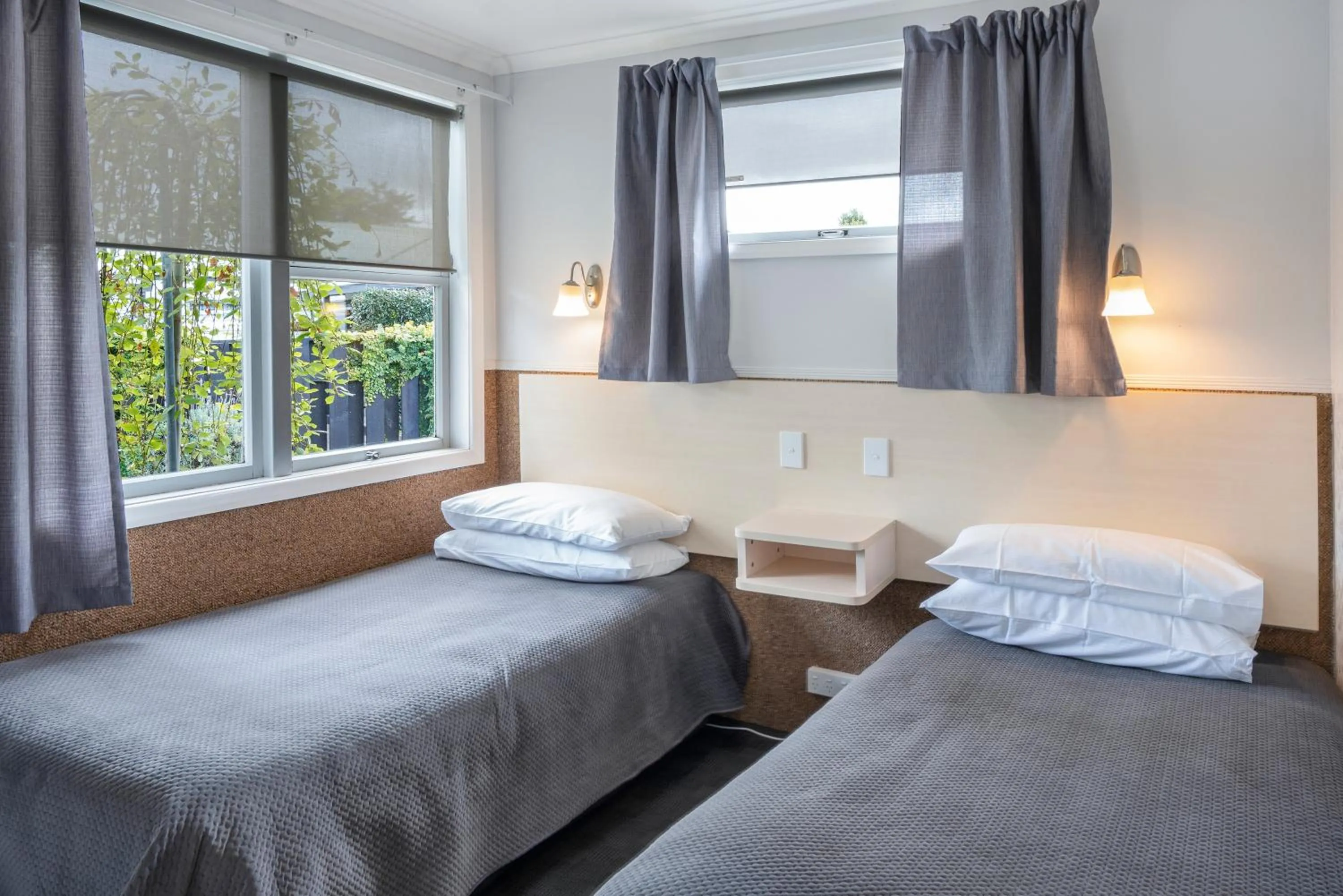 Bed in Dunrovin Motel