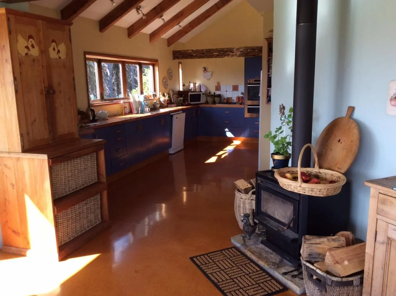 Kitchen or kitchenette in Waiwurrie Coastal Farm Lodge