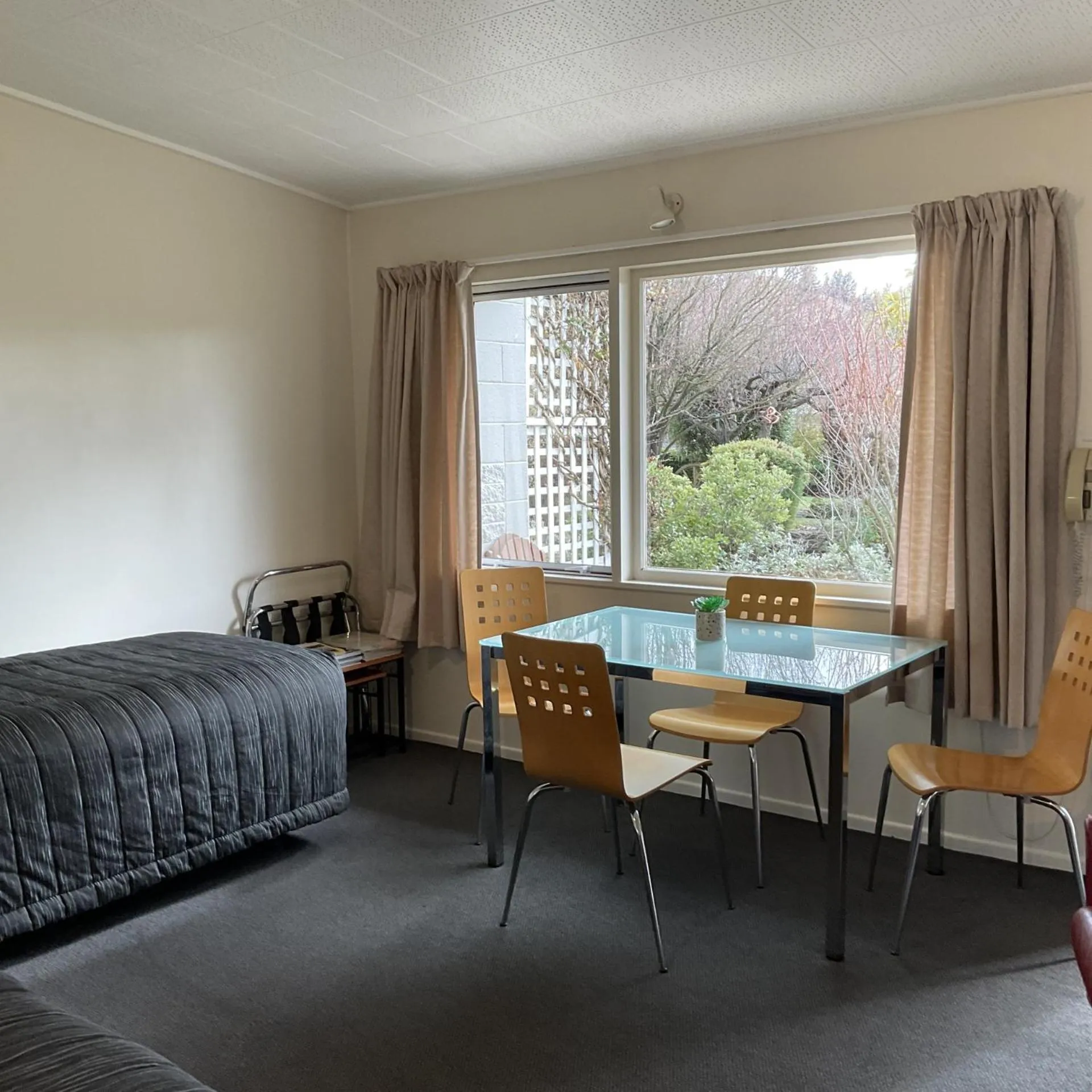 Dining area, Bed in Alexandra Garden Court Motel
