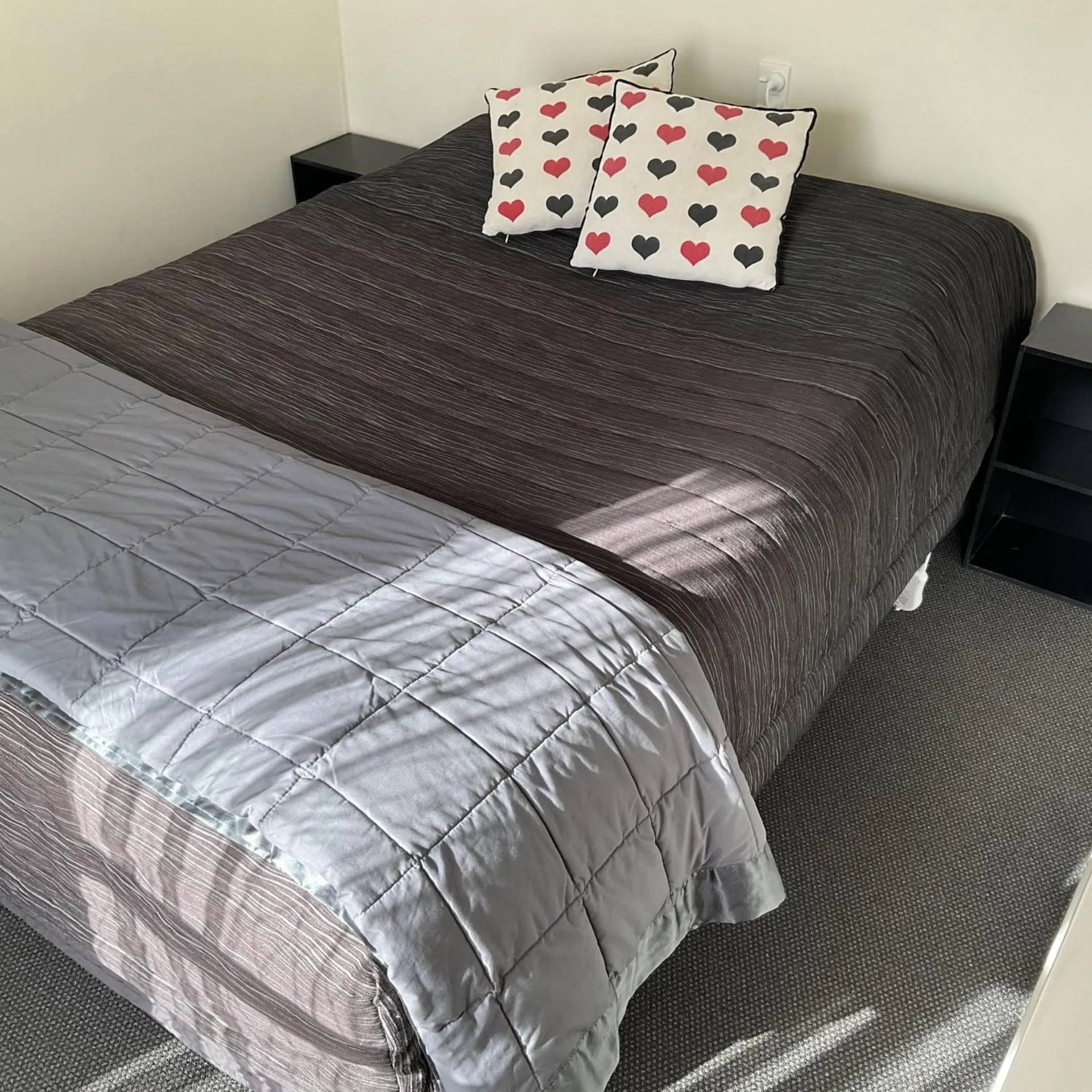 Bed in Alexandra Garden Court Motel