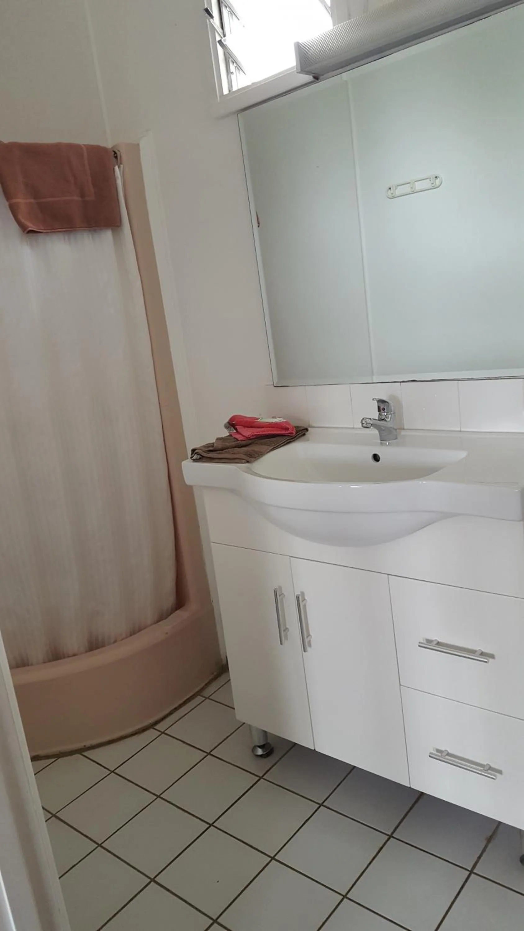 Bathroom in Murrurundi Motel