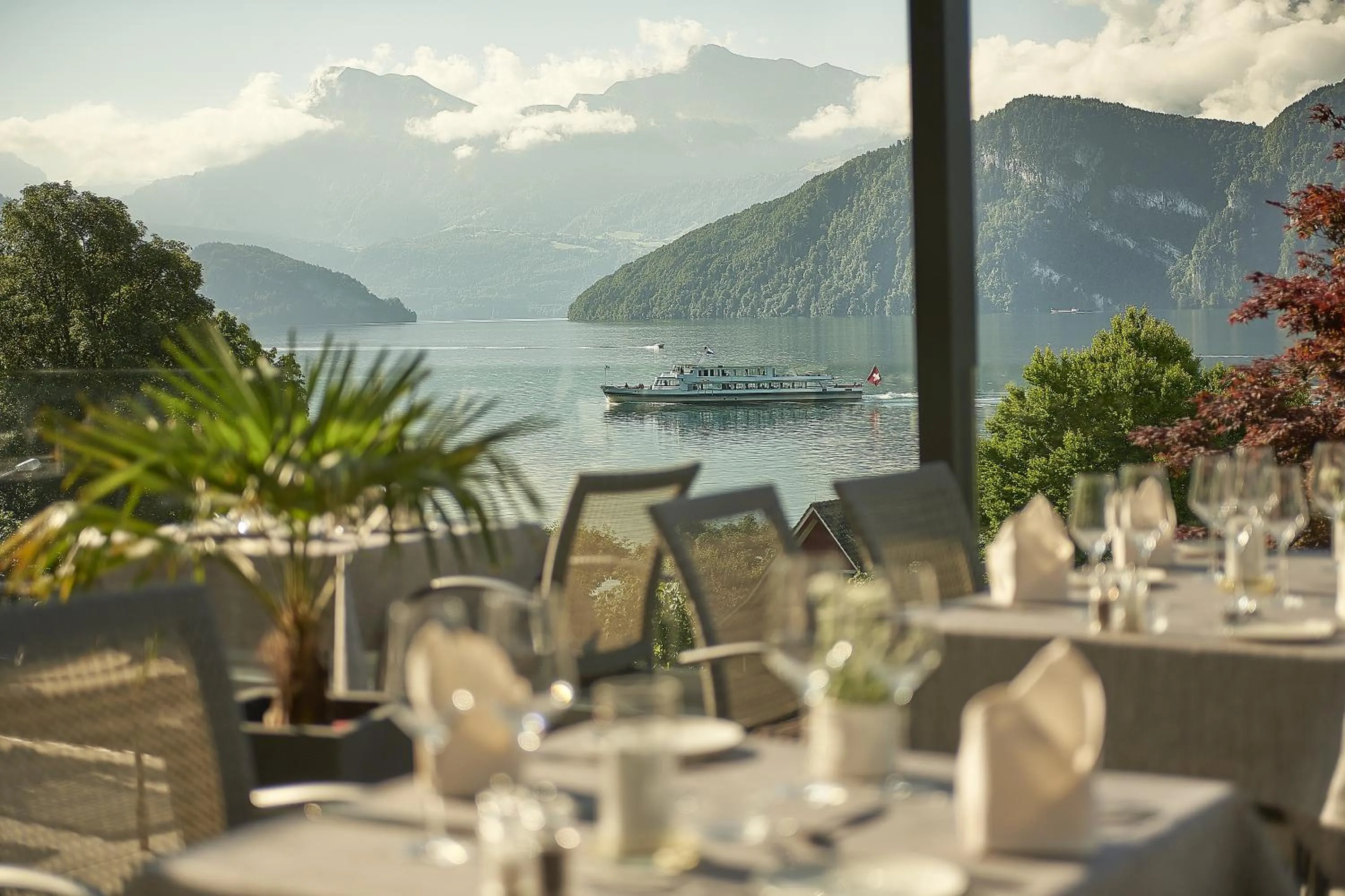 Restaurant/places to eat in Hotel Alexander