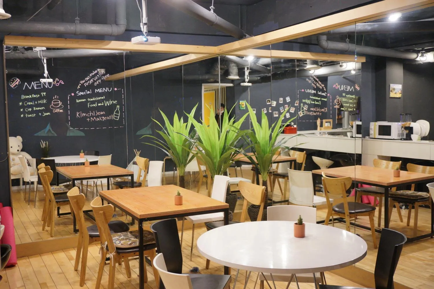 Restaurant/places to eat in Mama Guesthouse Myeongdong