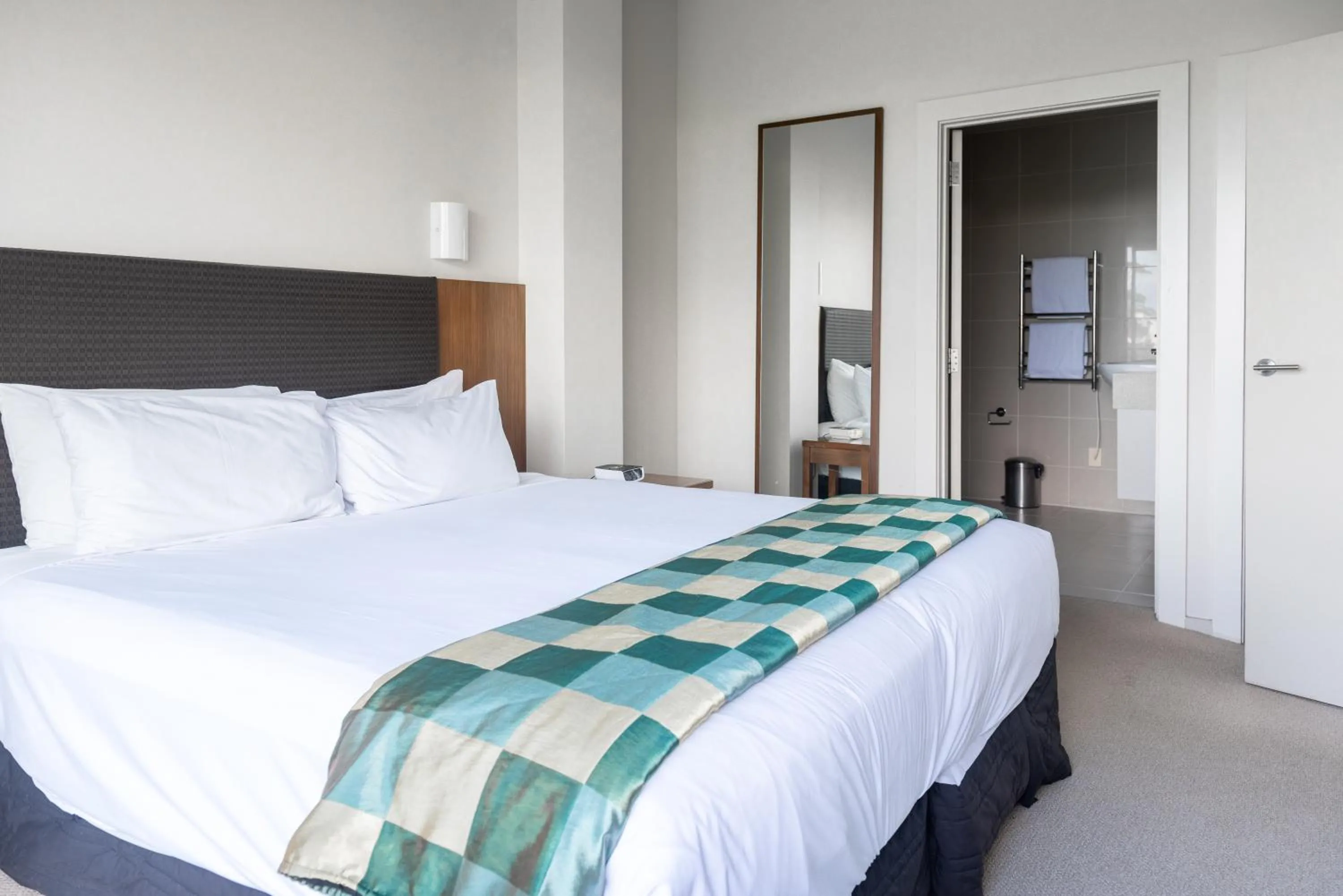 Bedroom, Bed in Ocean Breeze Hotel