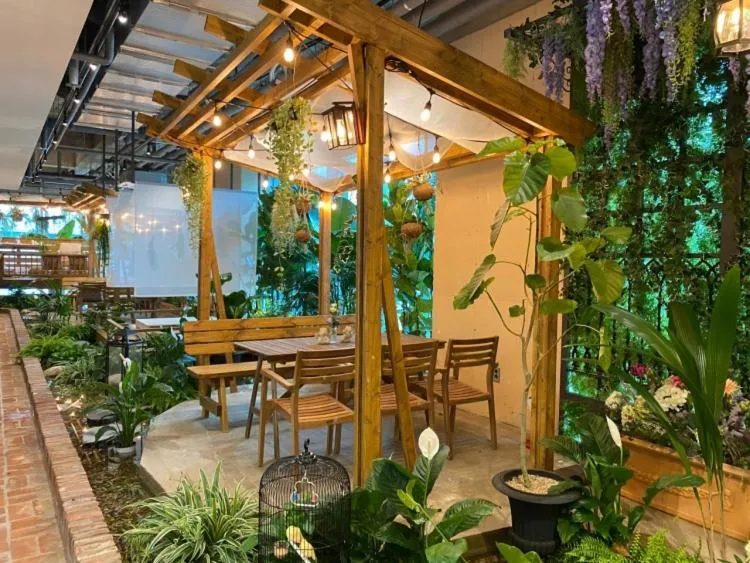 Restaurant/places to eat in Staz Hotel Premier Dongtan