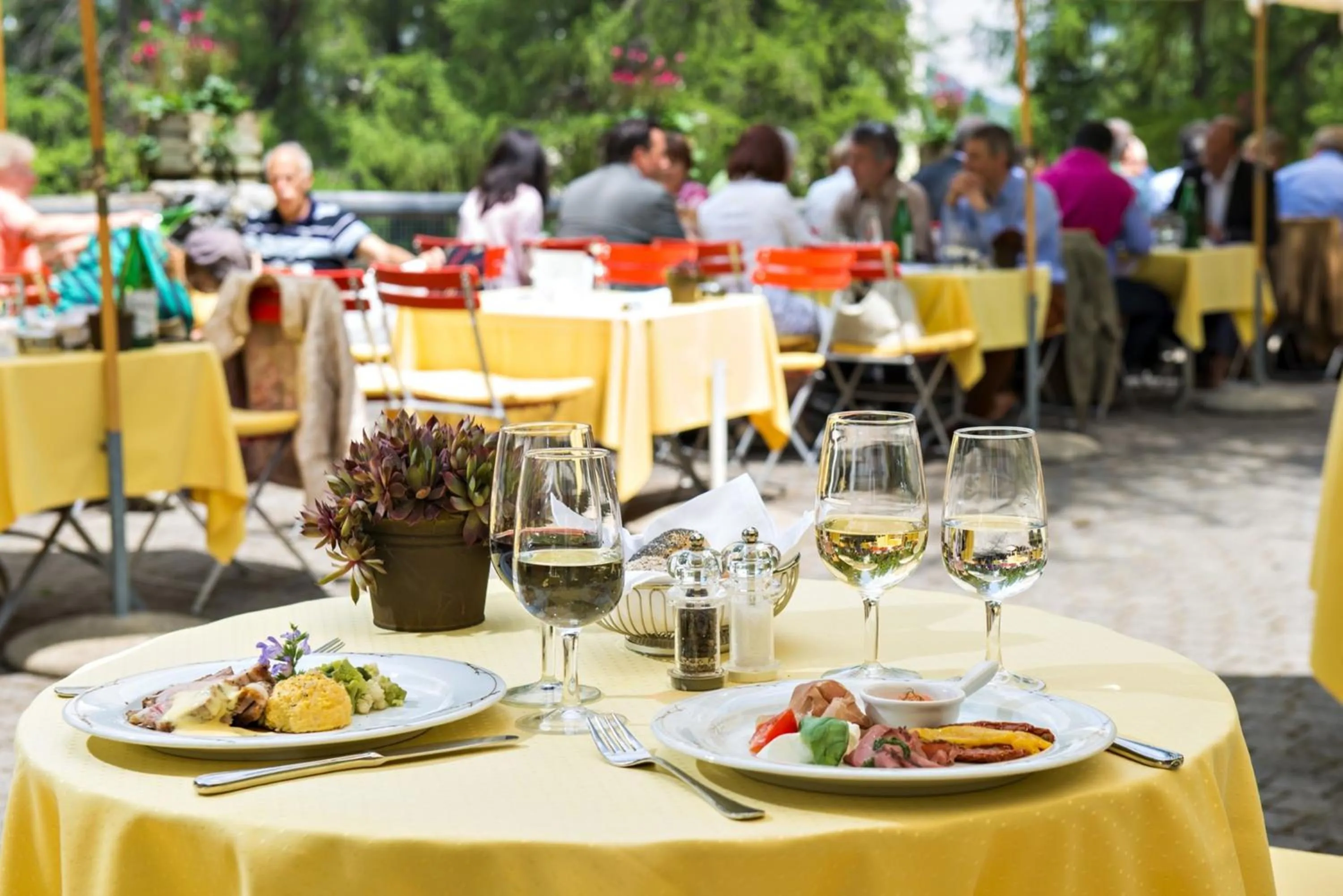 Restaurant/places to eat in Hotel Waldhaus Sils