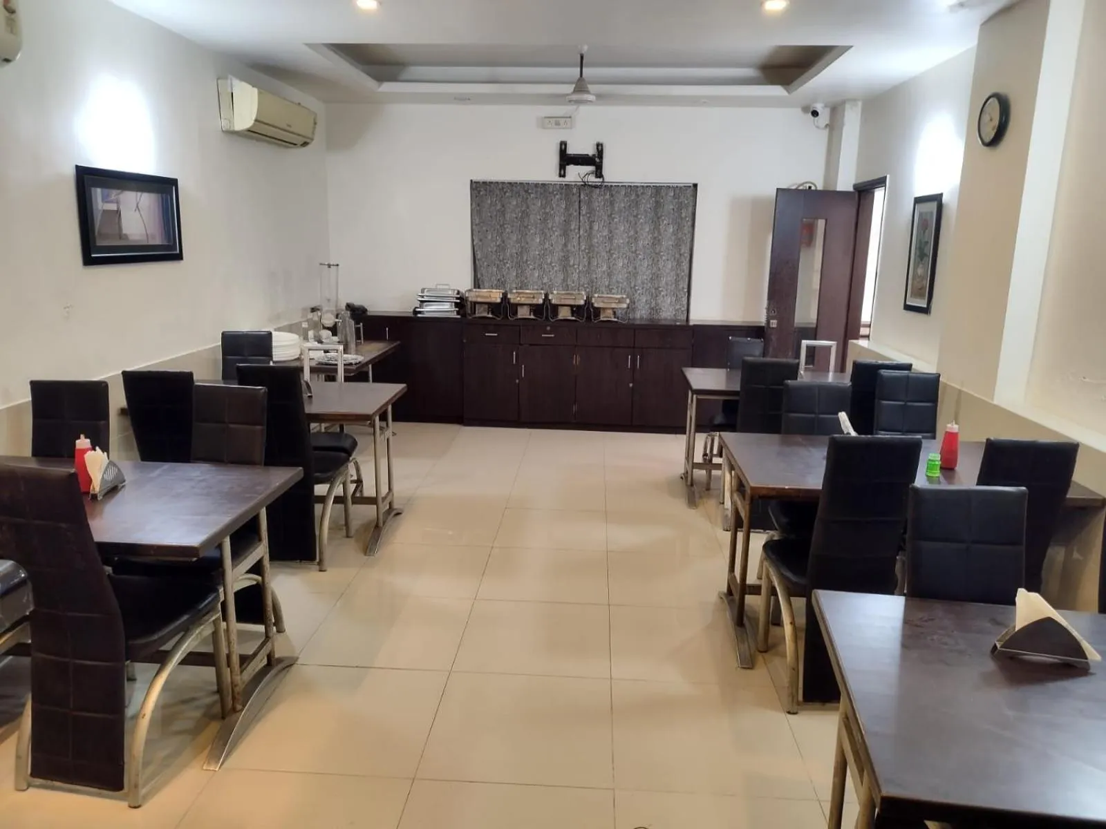 Restaurant/places to eat in Marshall The Grand Hotel