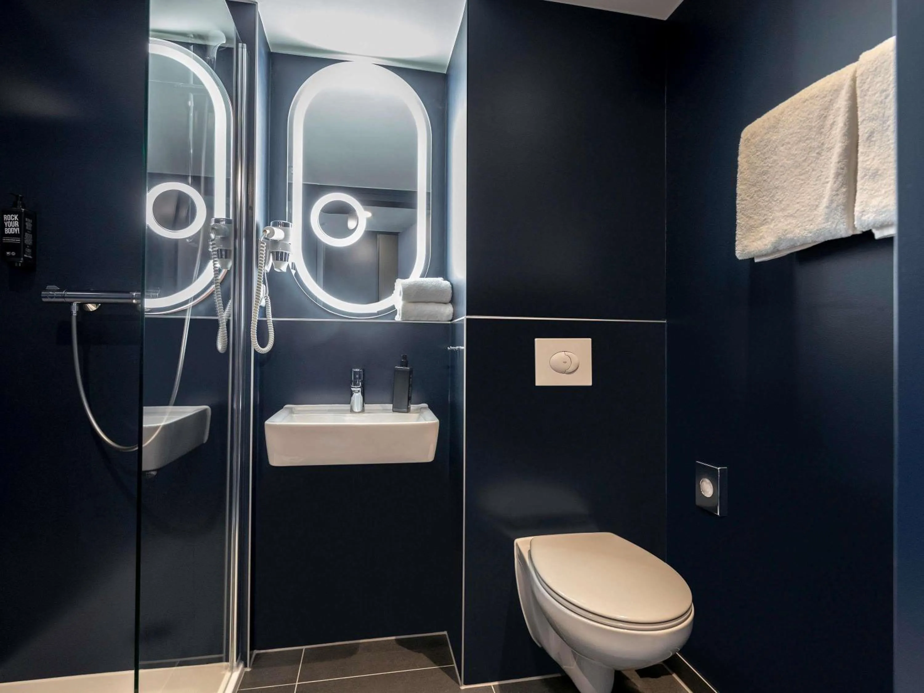 Bedroom in ibis Duesseldorf Airport