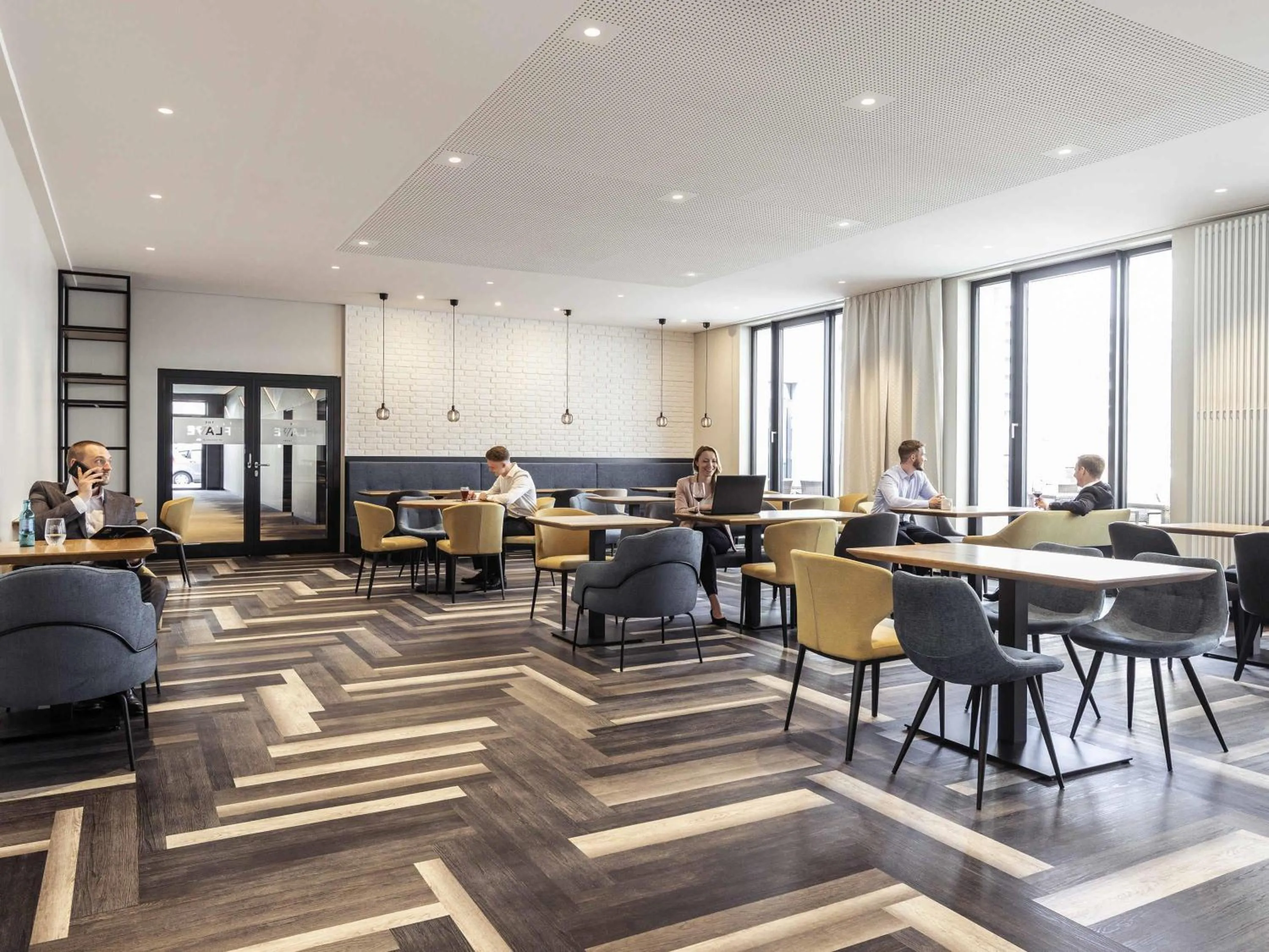 Restaurant/places to eat in Novotel Duesseldorf Airport