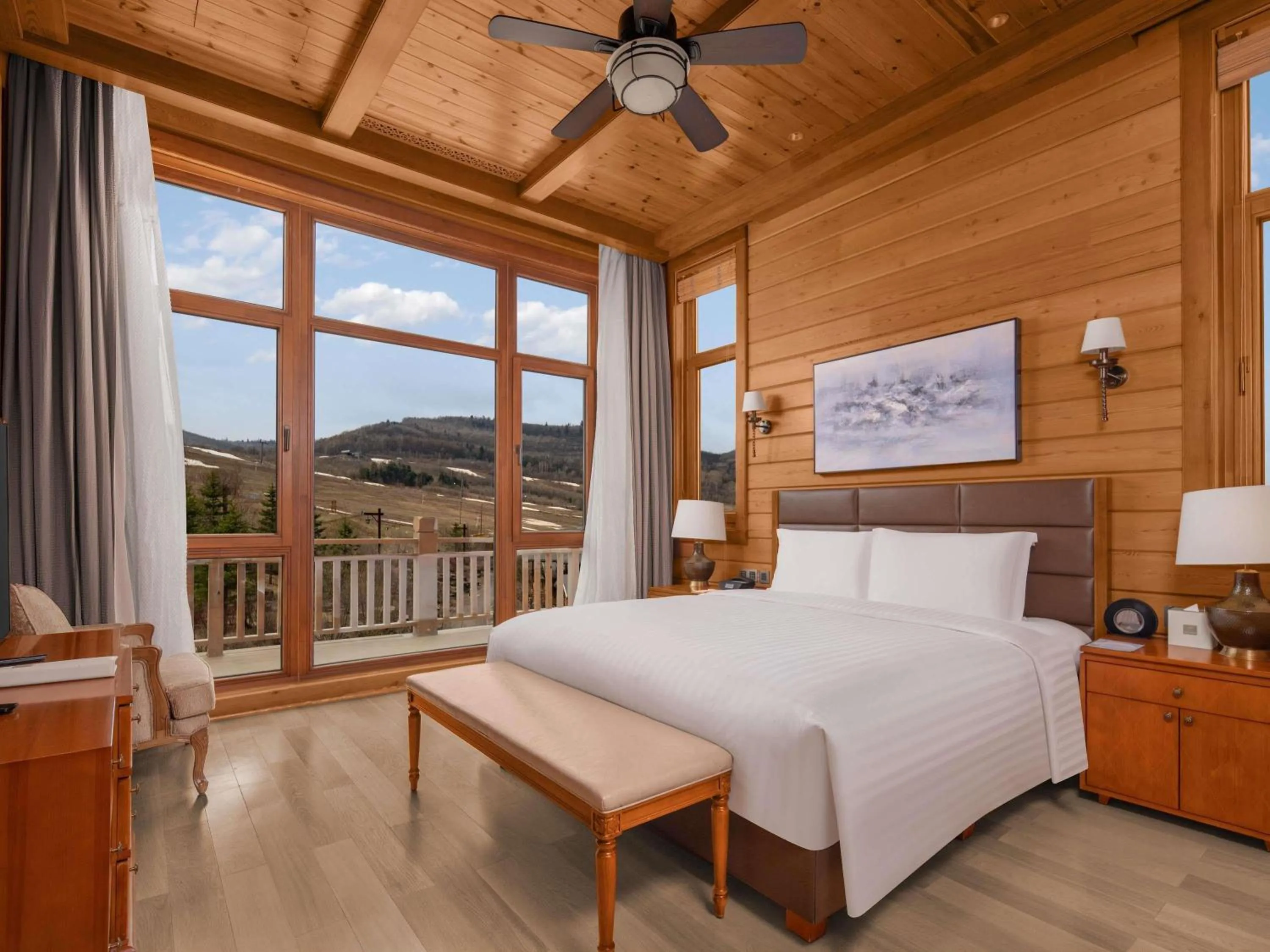 Photo of the whole room, Bed in Swissôtel Resort Changbaishan