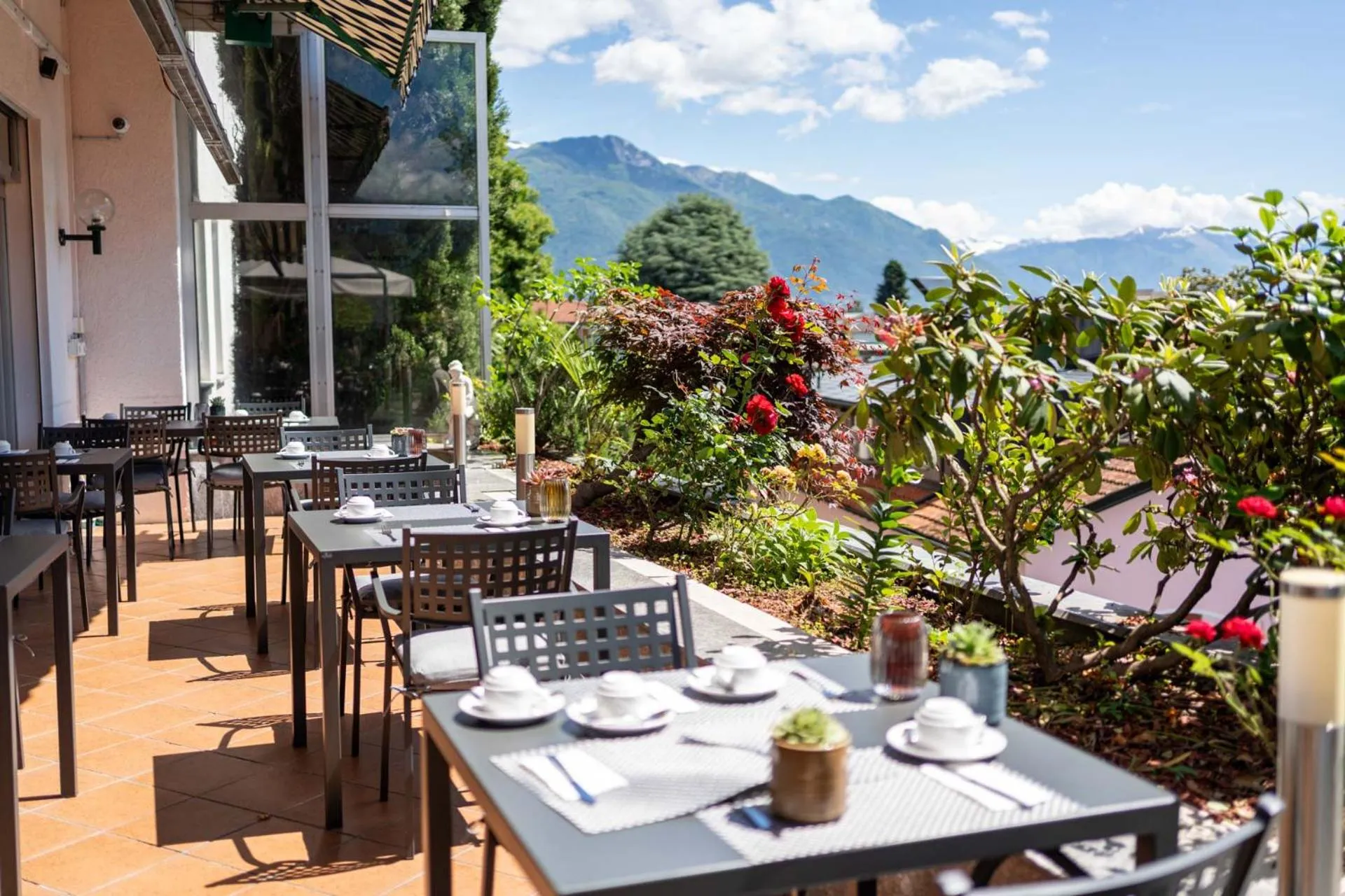 Restaurant/places to eat in Hotel La Perla