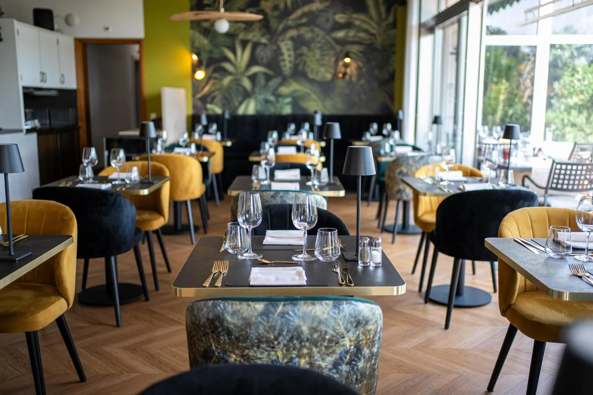 Restaurant/places to eat in Hotel La Perla