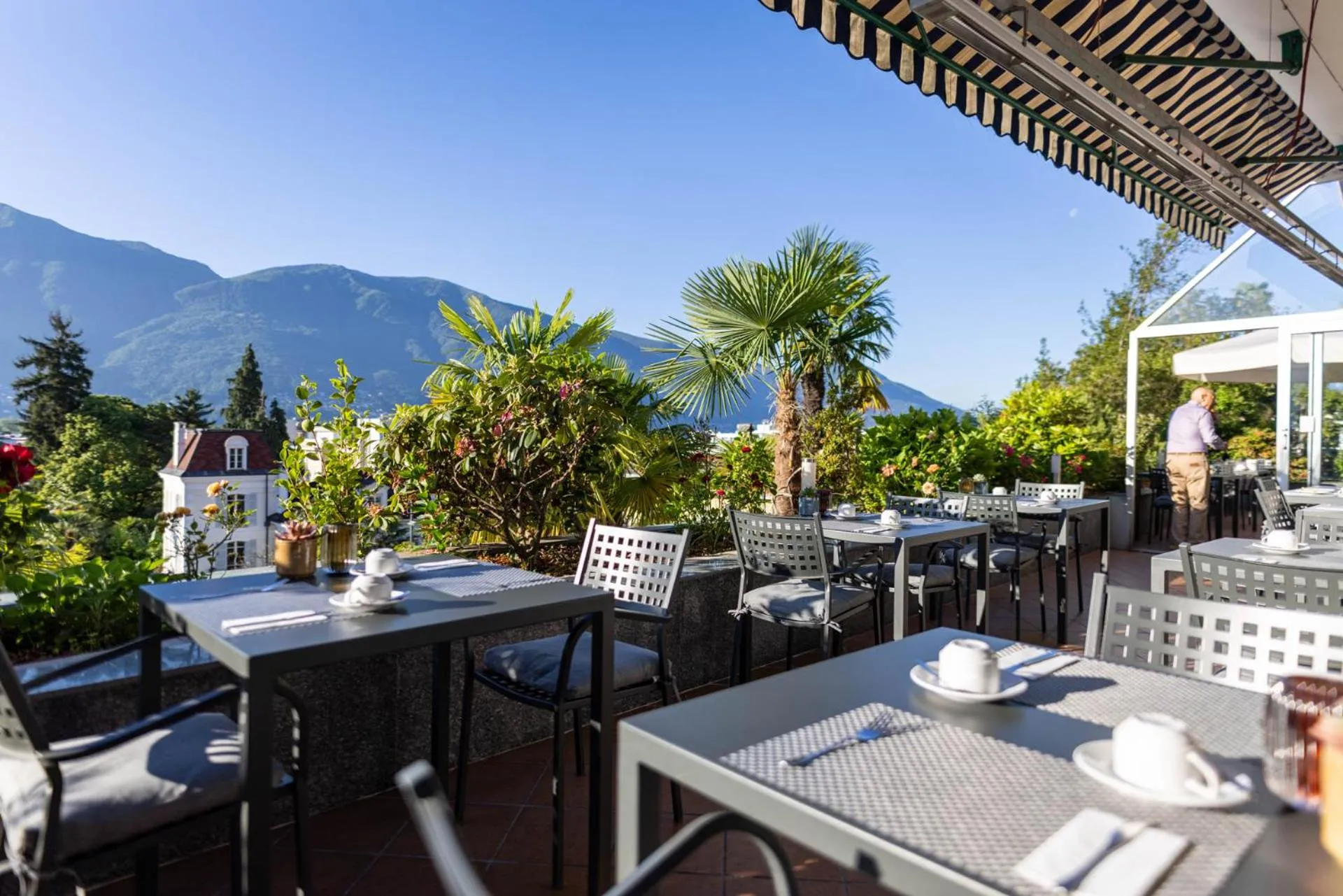 Restaurant/places to eat in Hotel La Perla