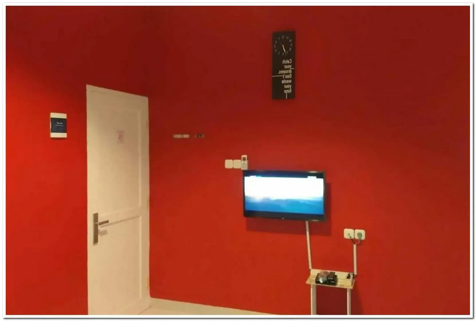 Deluxe Room in RedDoorz @ Sindangbarang Bogor Deluxe Room in RedDoorz @ Sindangbarang Bogor