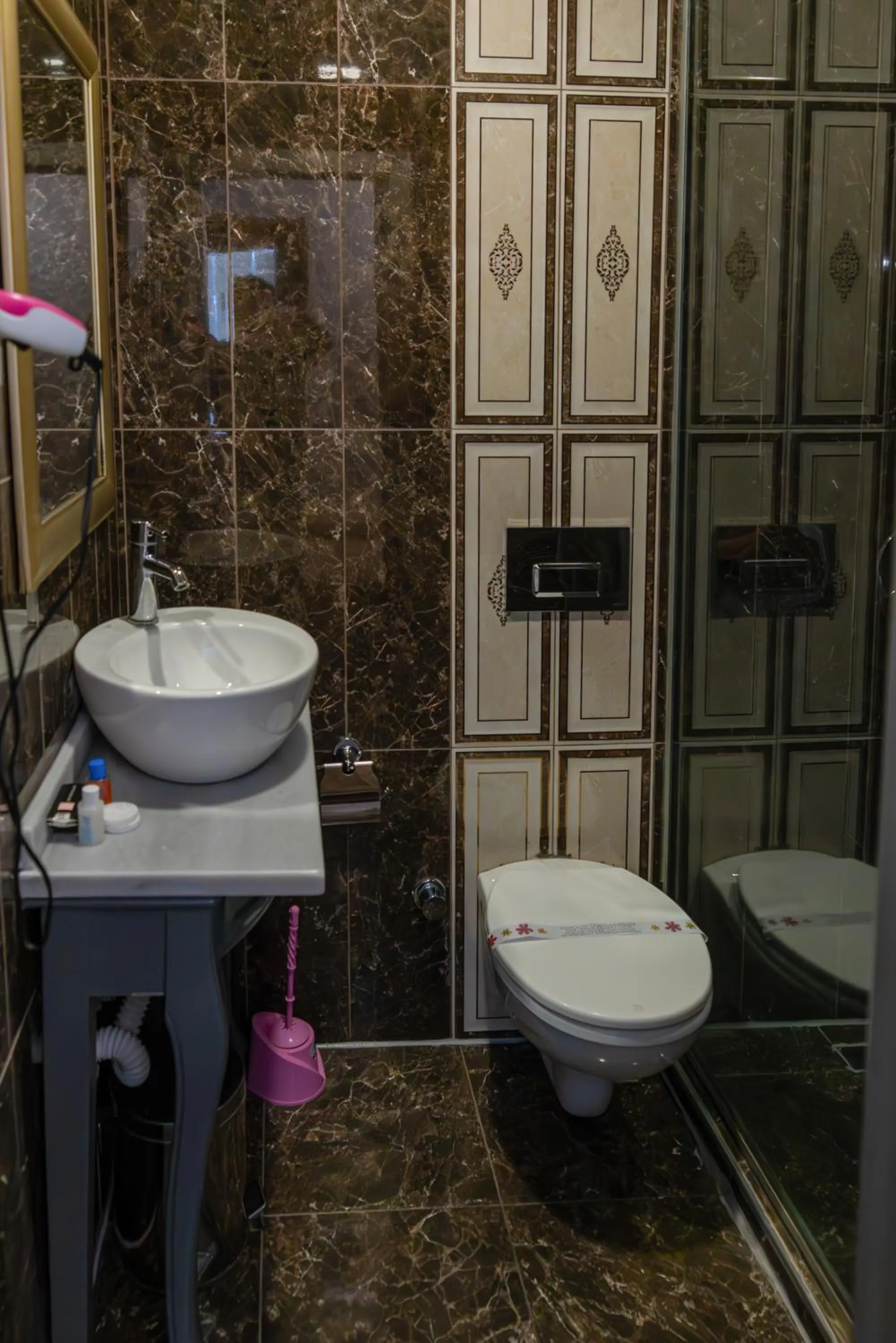 Shower in Taksim Cuento Hotel