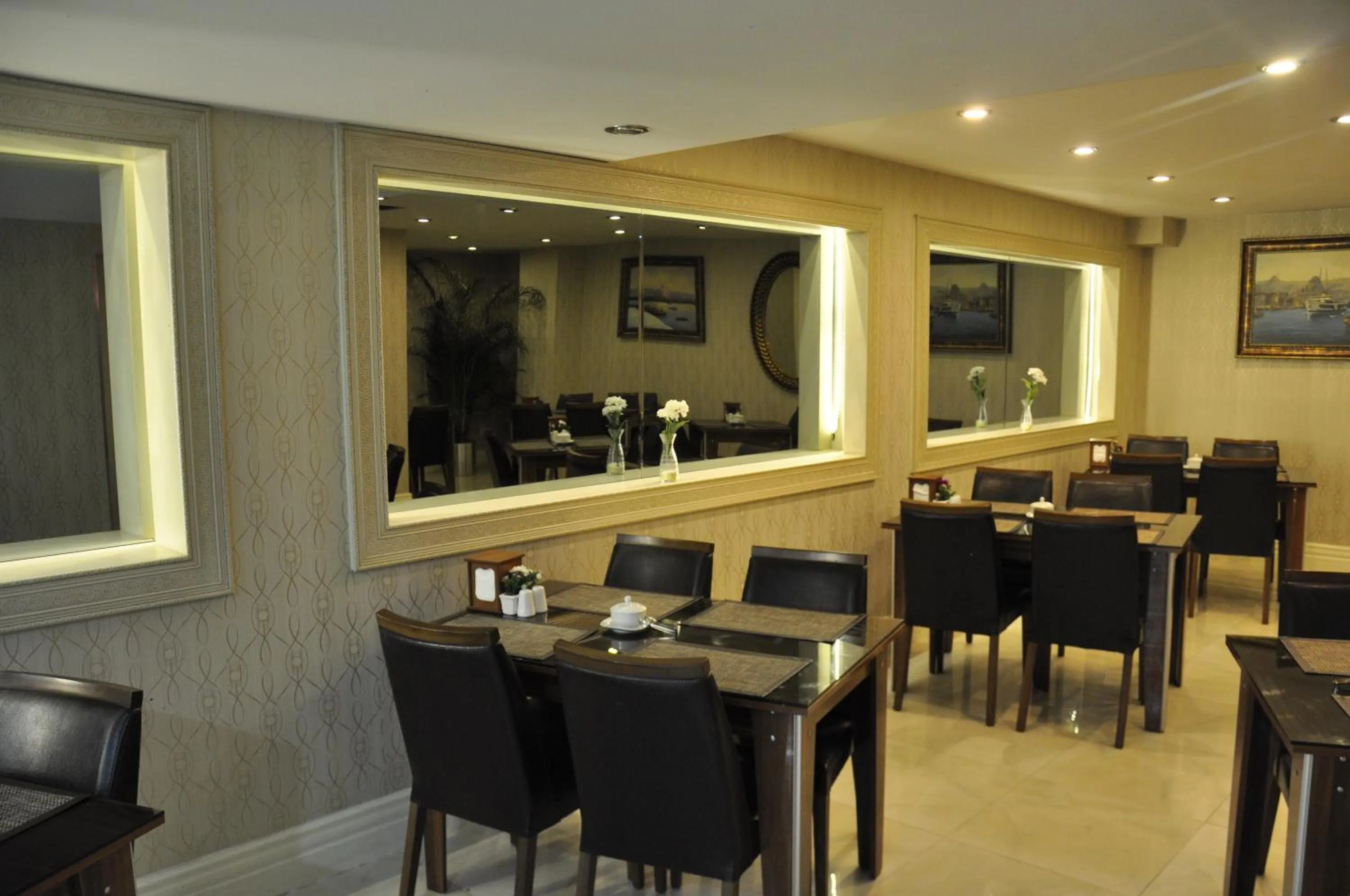 Restaurant/places to eat in Taksim Cuento Hotel