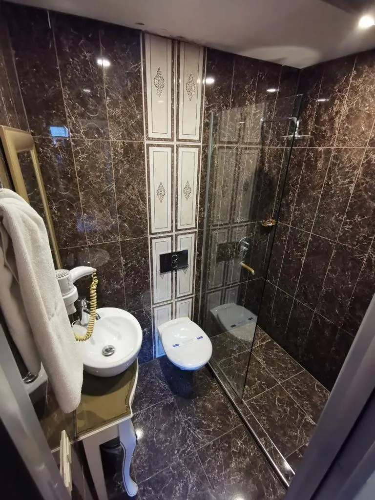 Toilet in Taksim Cuento Hotel