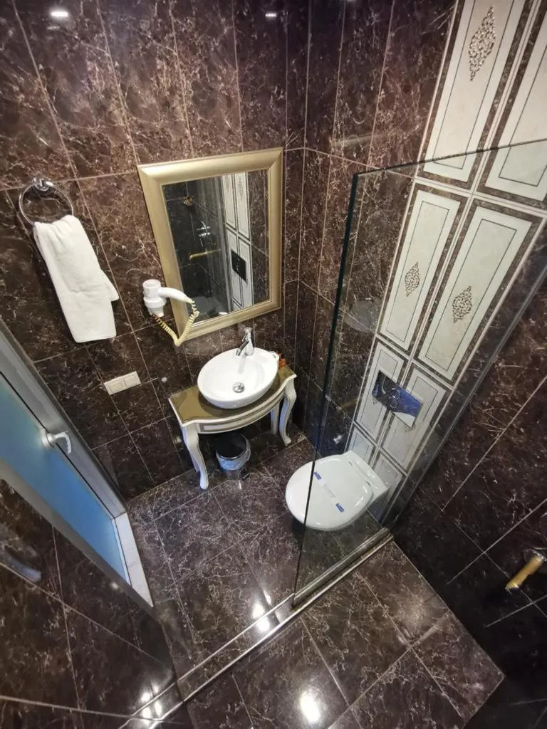 Shower in Taksim Cuento Hotel