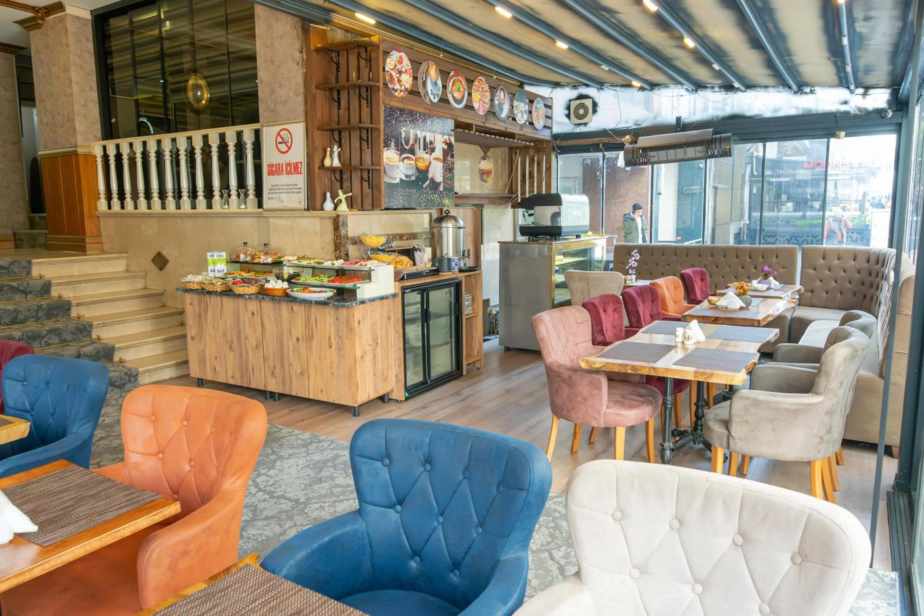 Restaurant/places to eat in Taksim Cuento Hotel