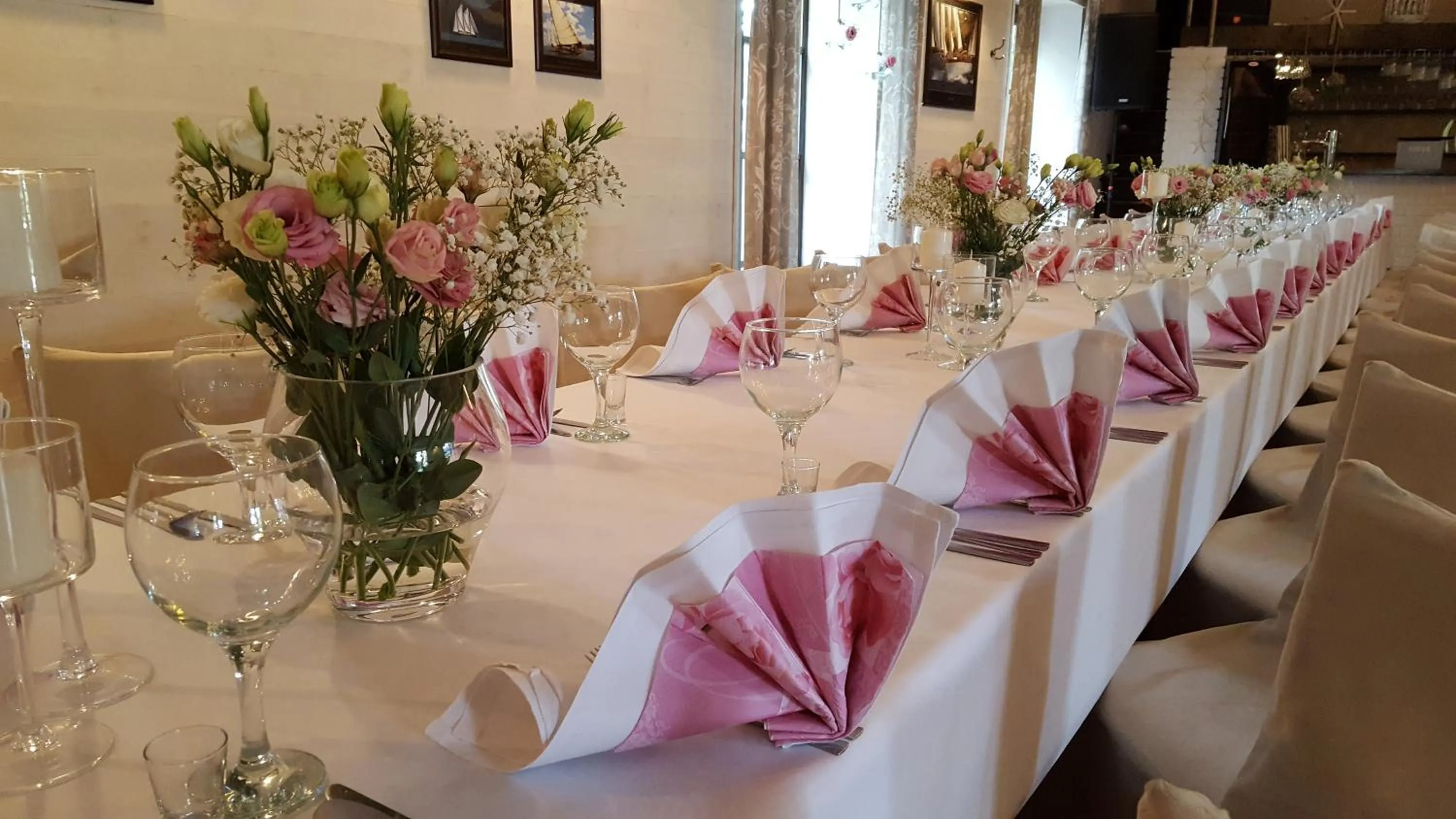 Restaurant/places to eat in Hotel Portus