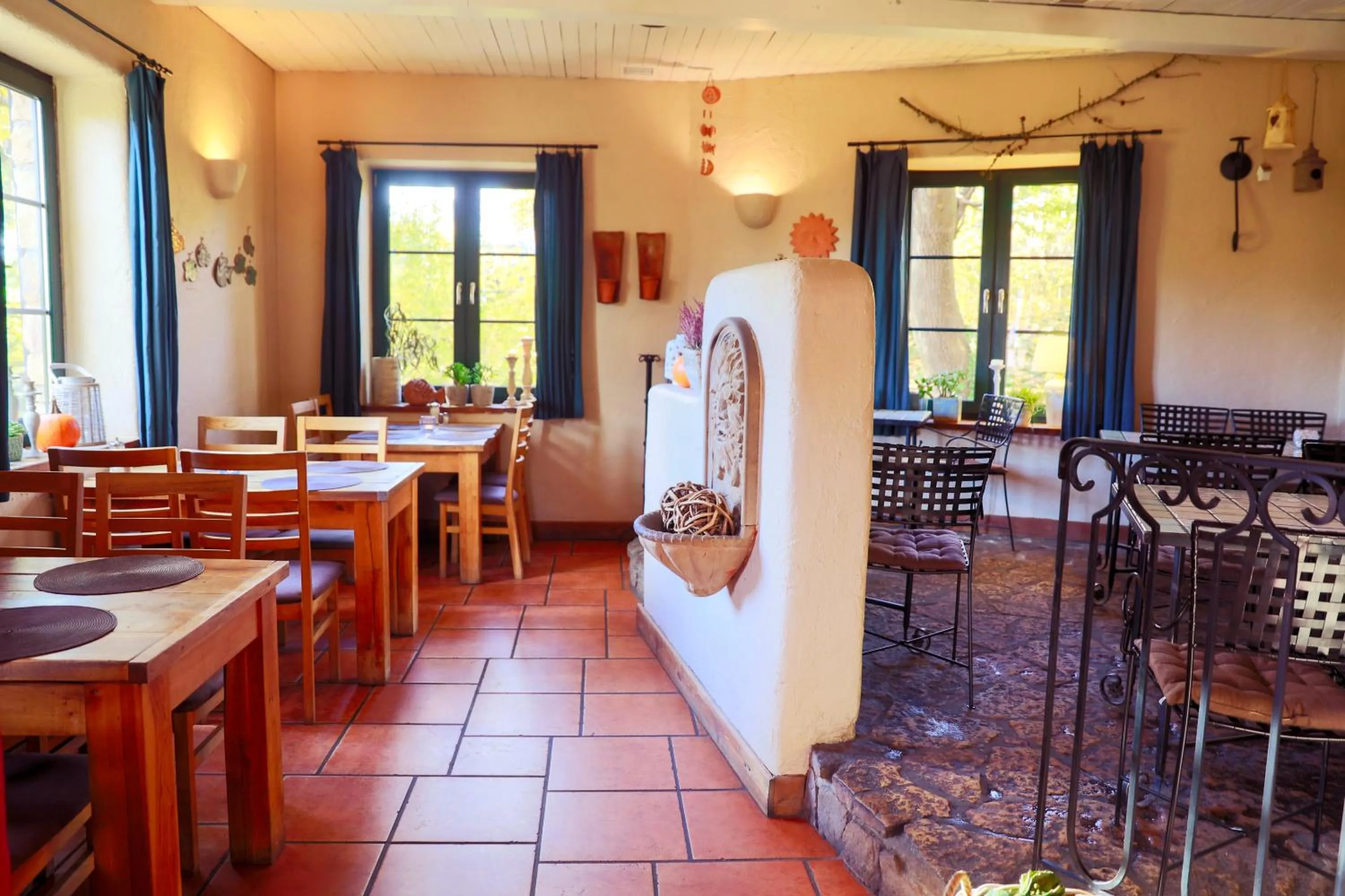 Restaurant/places to eat in Hotel Portus