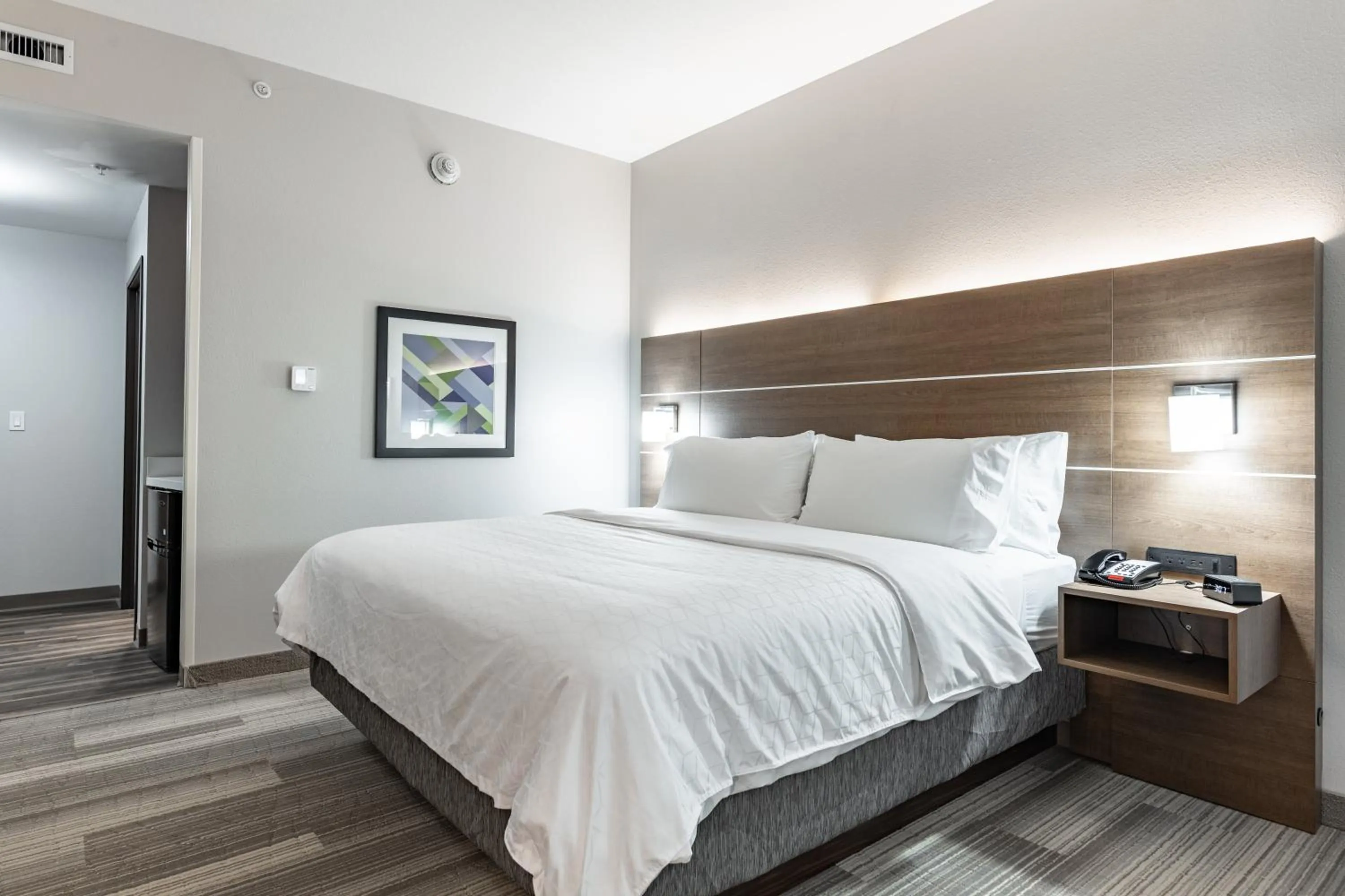 Bedroom, Bed in Holiday Inn Express & Suites - Moundsville by IHG