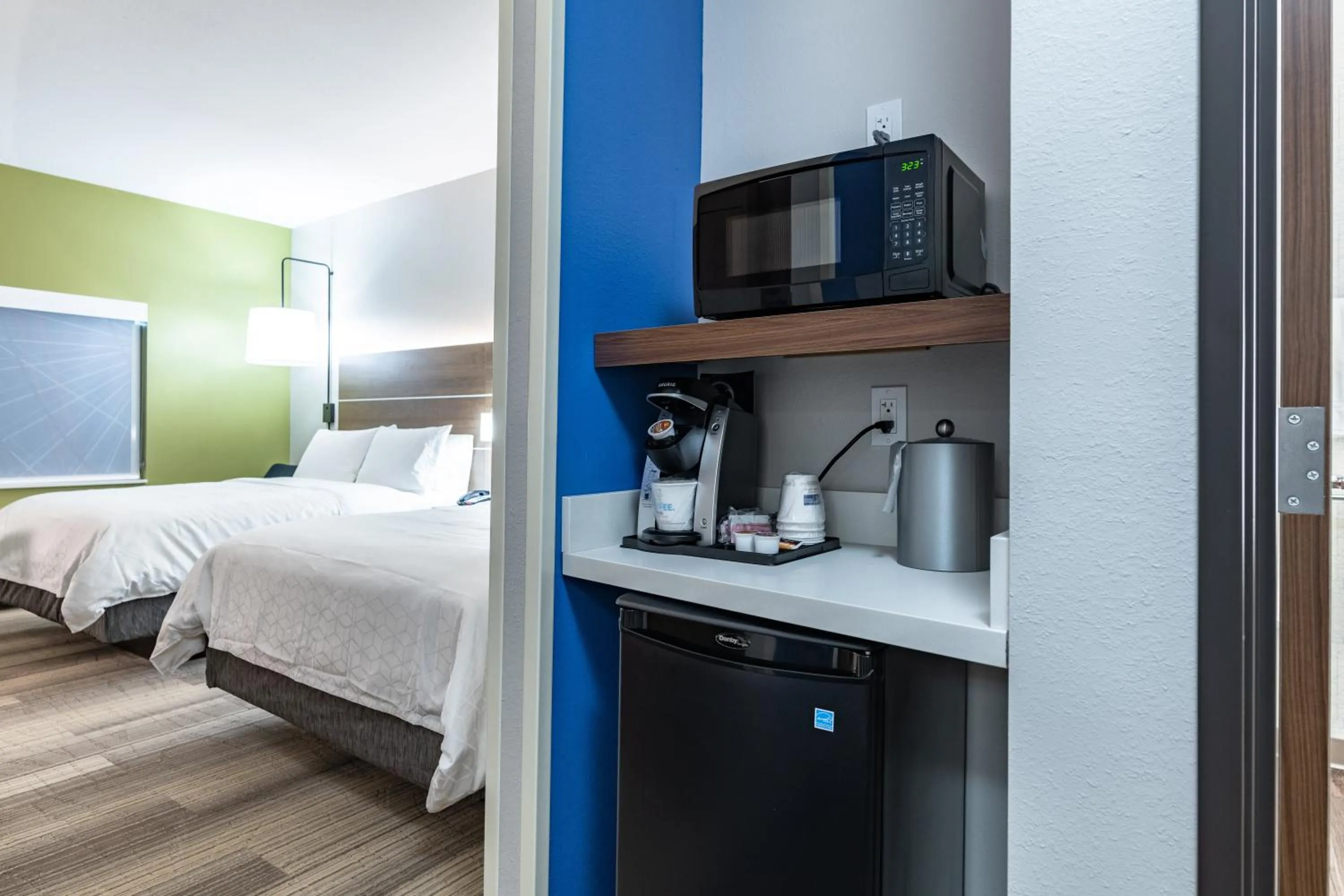 Bedroom, Bed in Holiday Inn Express & Suites - Moundsville by IHG