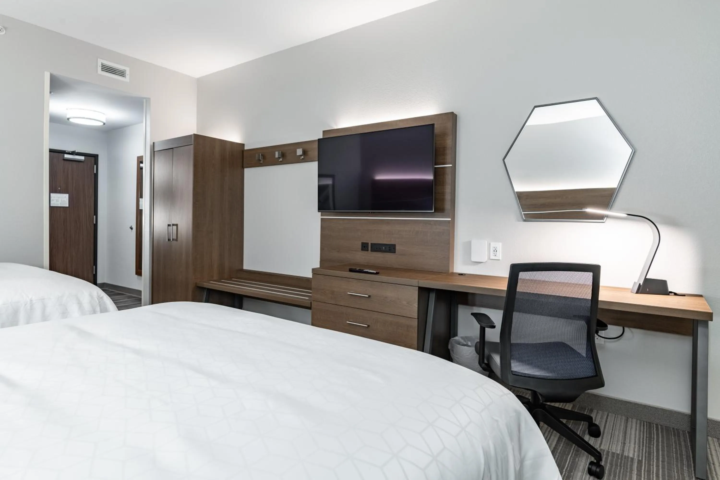 Bedroom, Bed in Holiday Inn Express & Suites - Moundsville by IHG