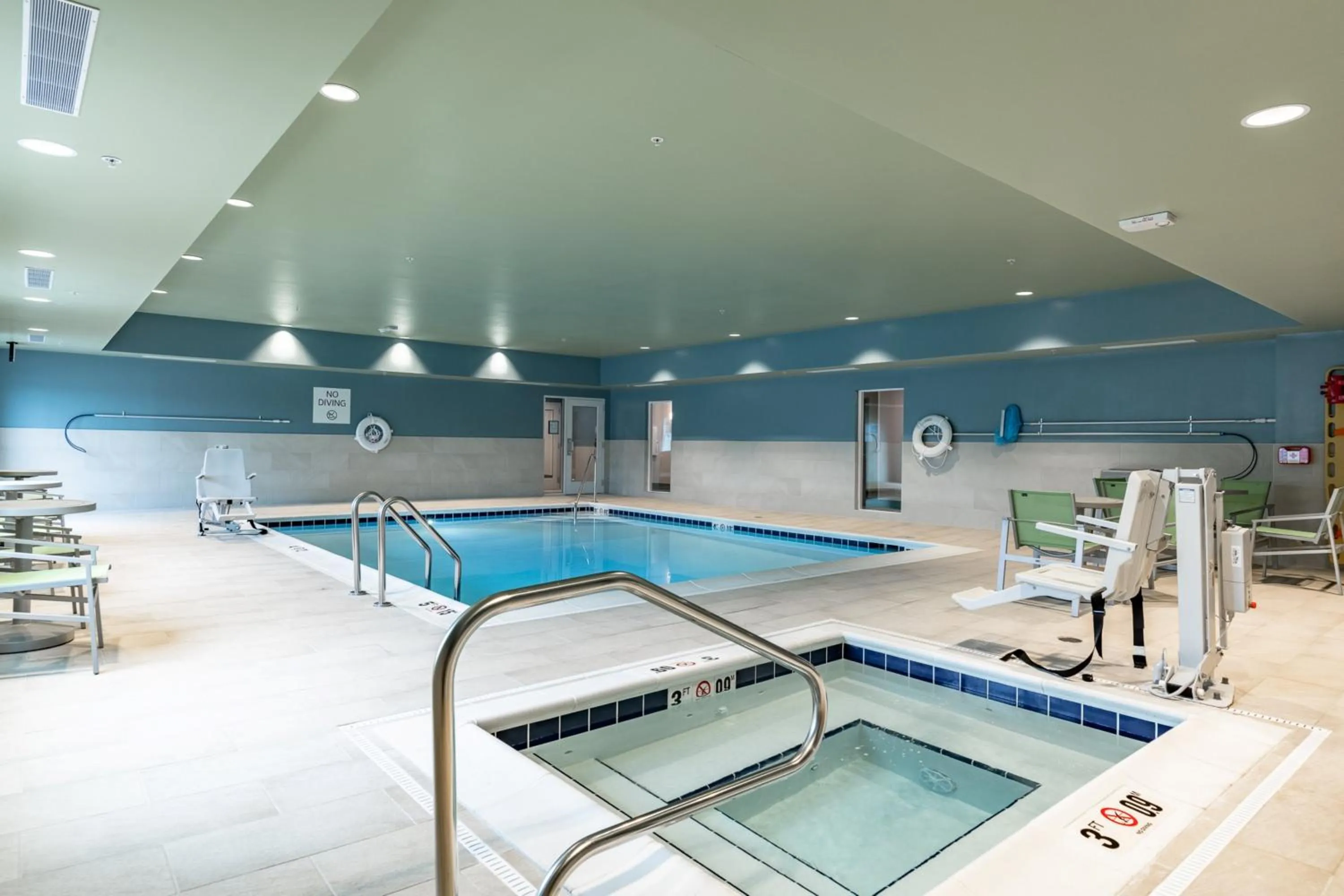 Swimming pool in Holiday Inn Express & Suites - Moundsville by IHG