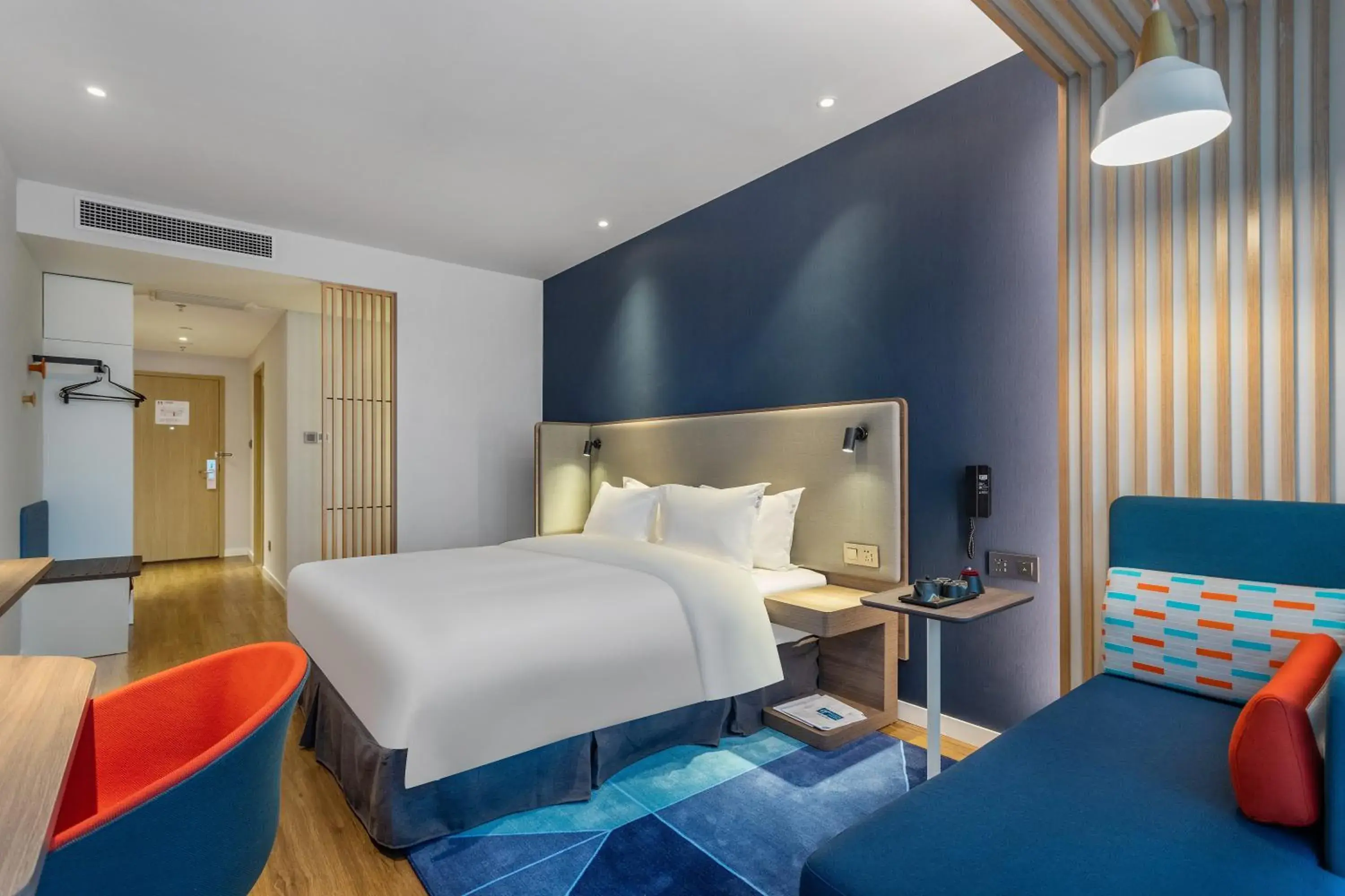 Standard King Room with Extra Floor Space in Holiday Inn Express Dali Xiaguan by IHG Standard King Room with Extra Floor Space in Holiday Inn Express Dali Xiaguan by IHG