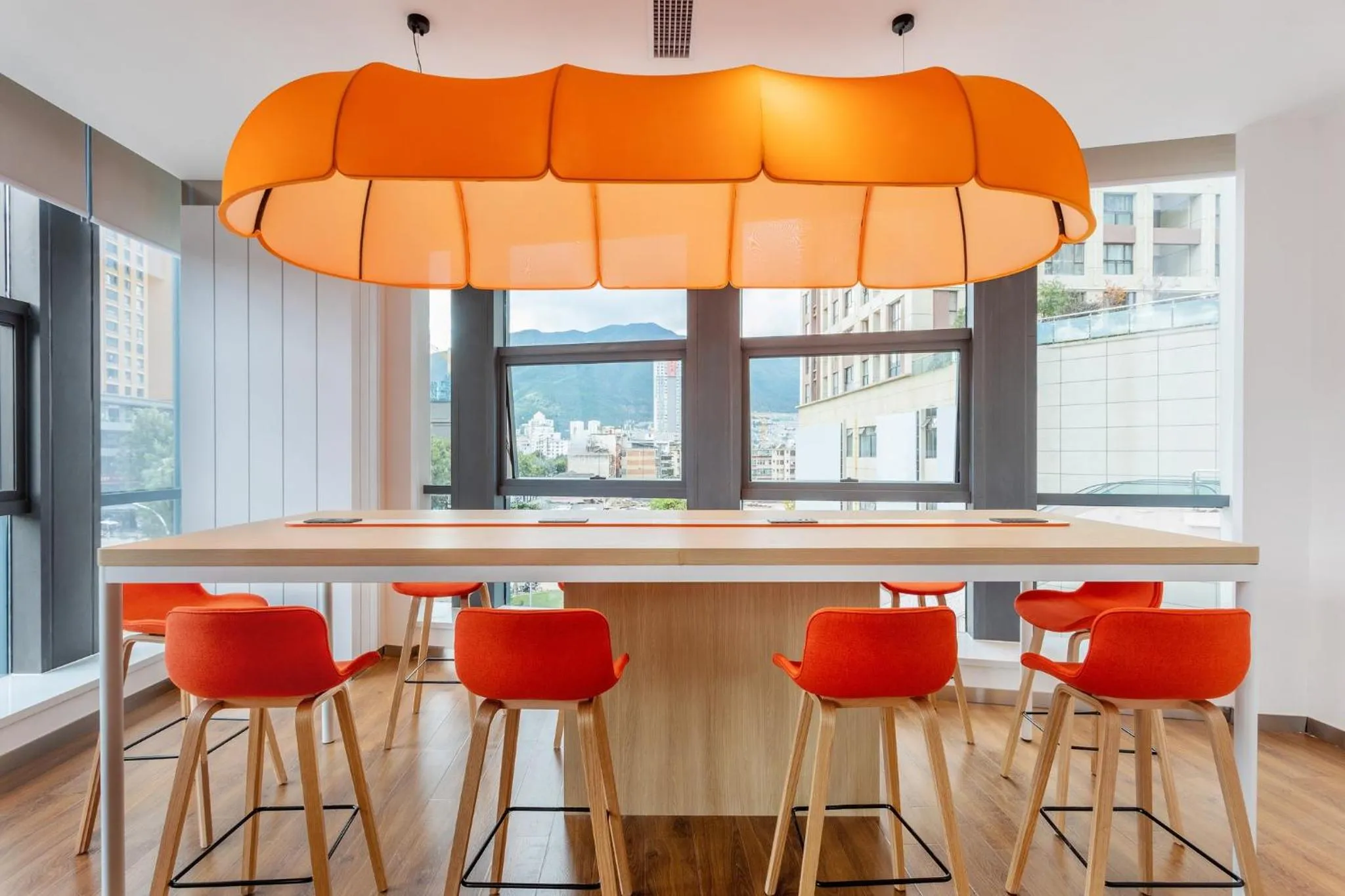 Meeting/conference room in Holiday Inn Express Dali Xiaguan by IHG