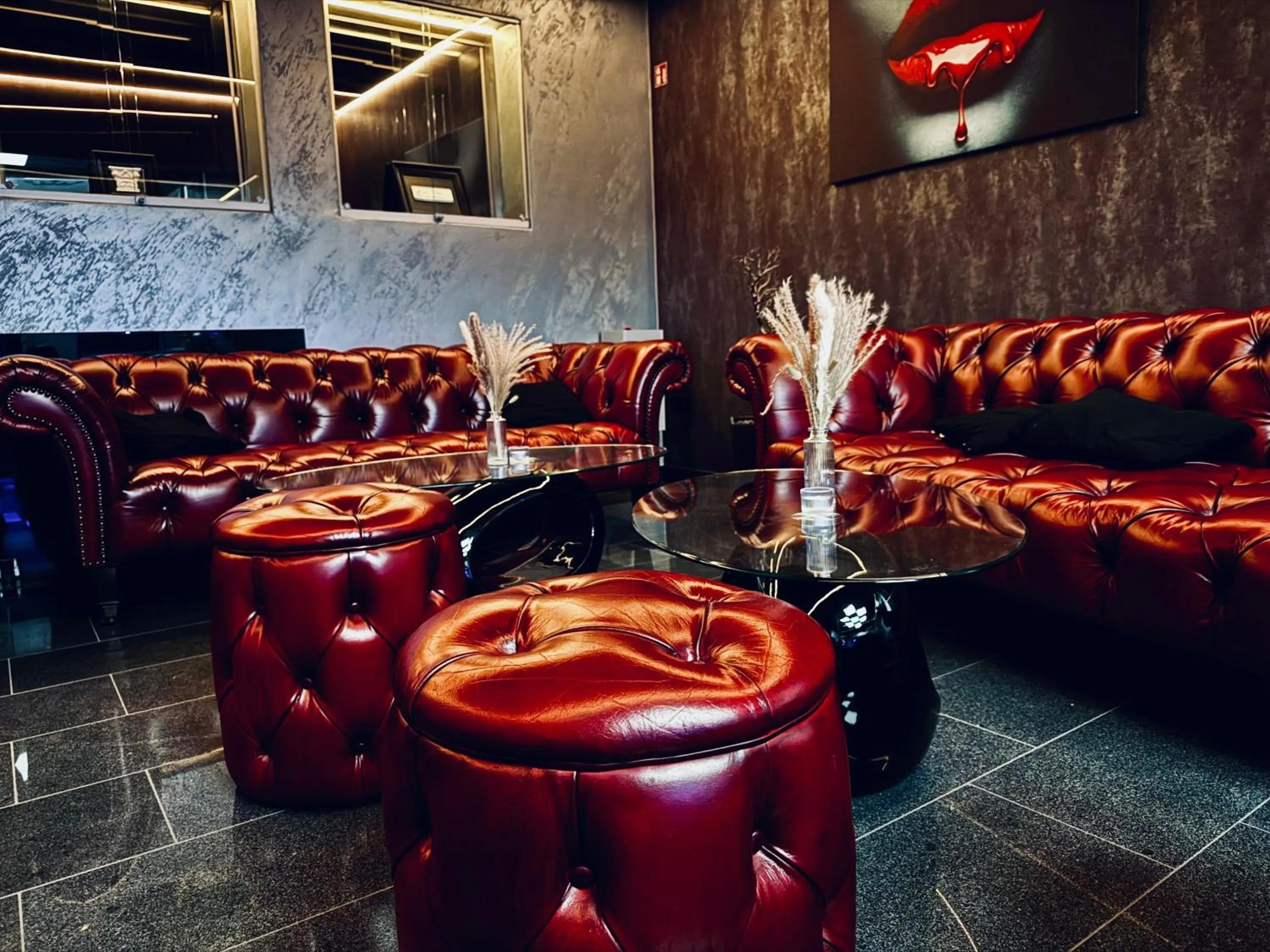 Restaurant/places to eat in Hotel Royal