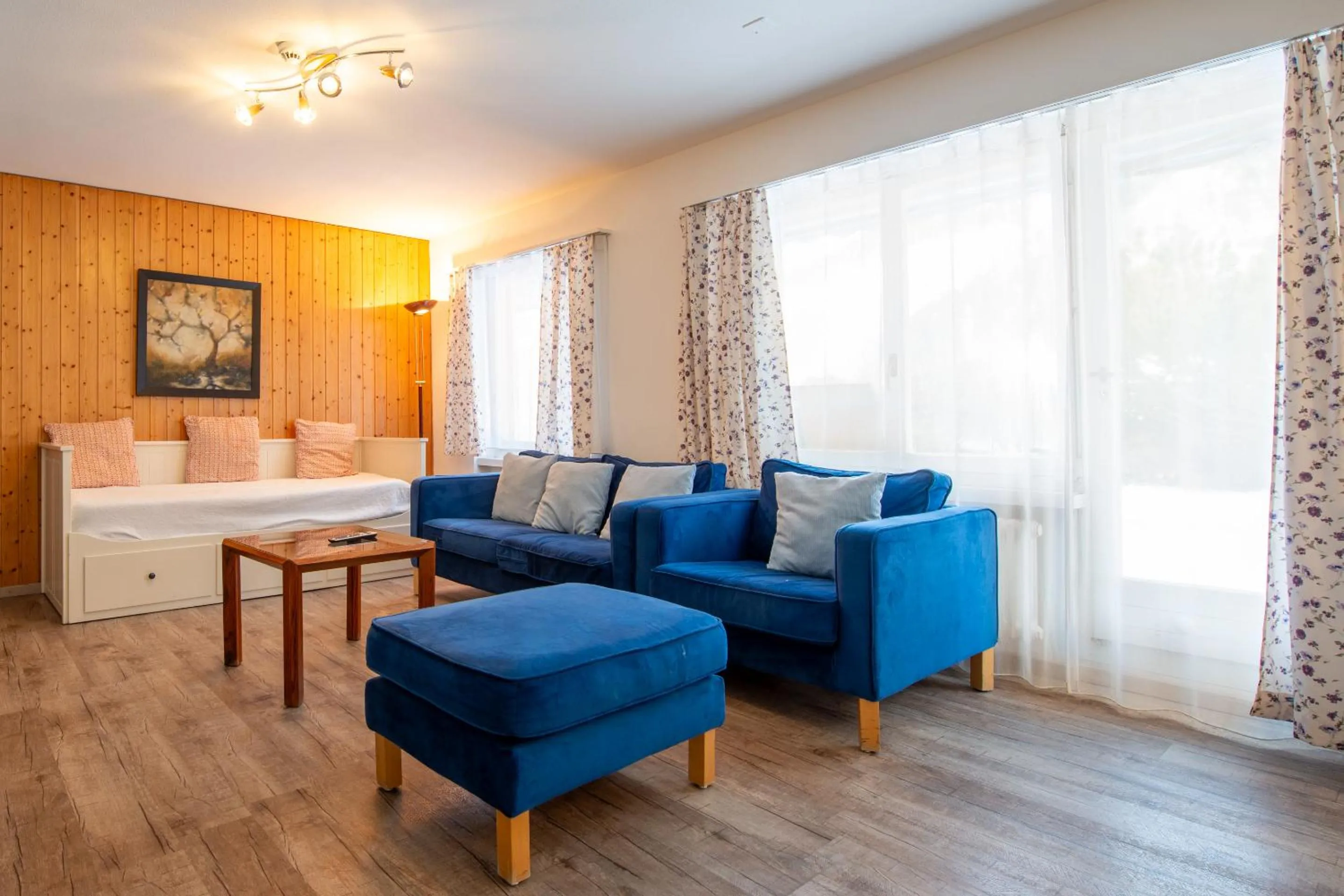 Seating area, Bed in Badehotel Salina Maris – Wellness & Vintage