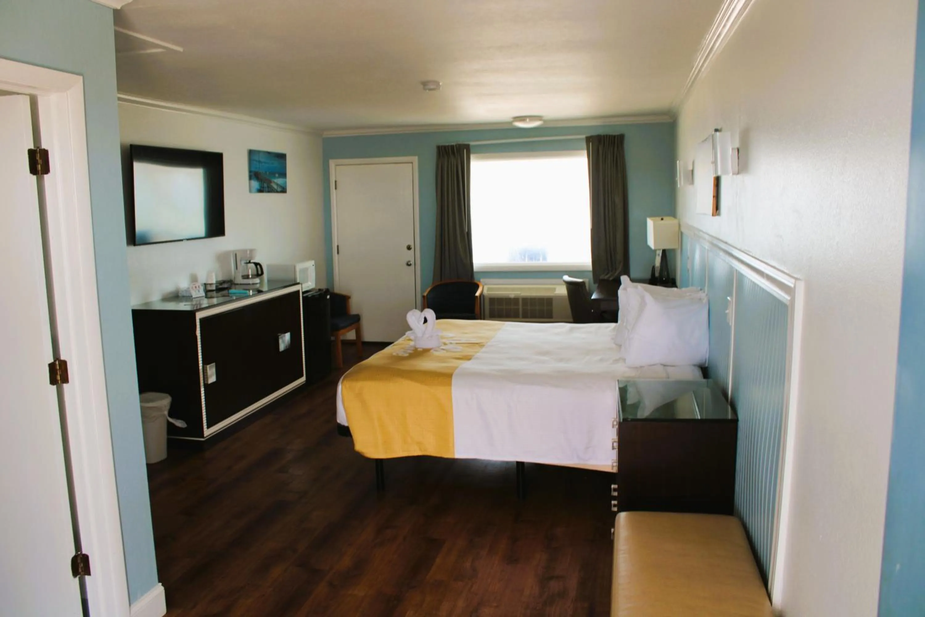 View (from property/room), Bed in Blue Heron Motel