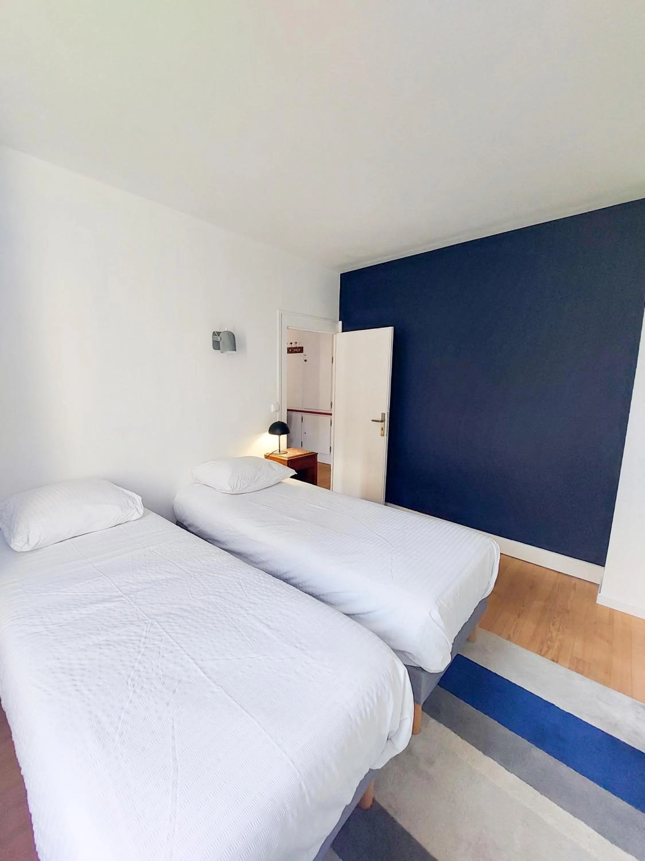 Bedroom, Bed in Le Huis Clos