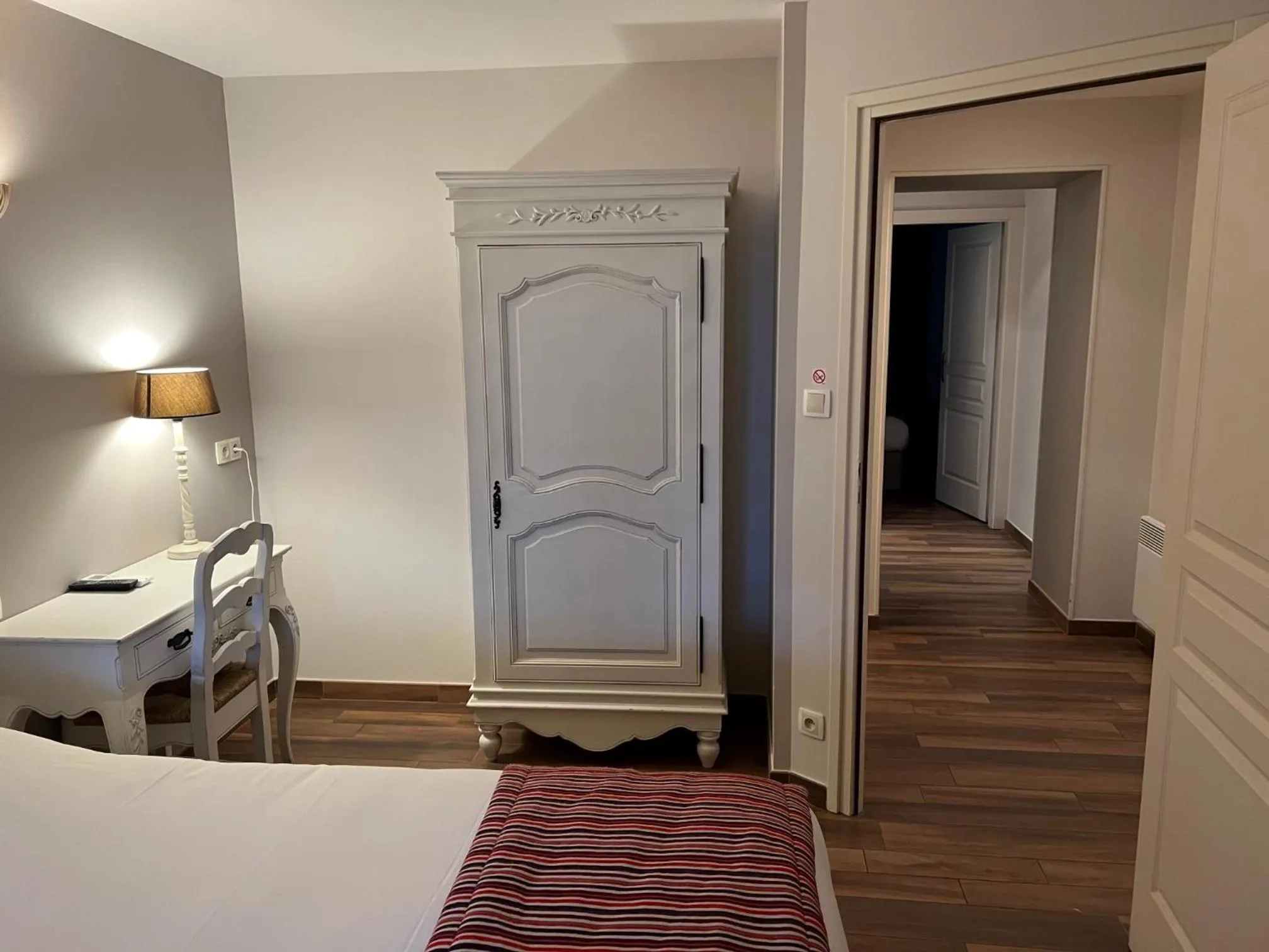 Communal lounge/ TV room, Bed in Hotel Village Motel