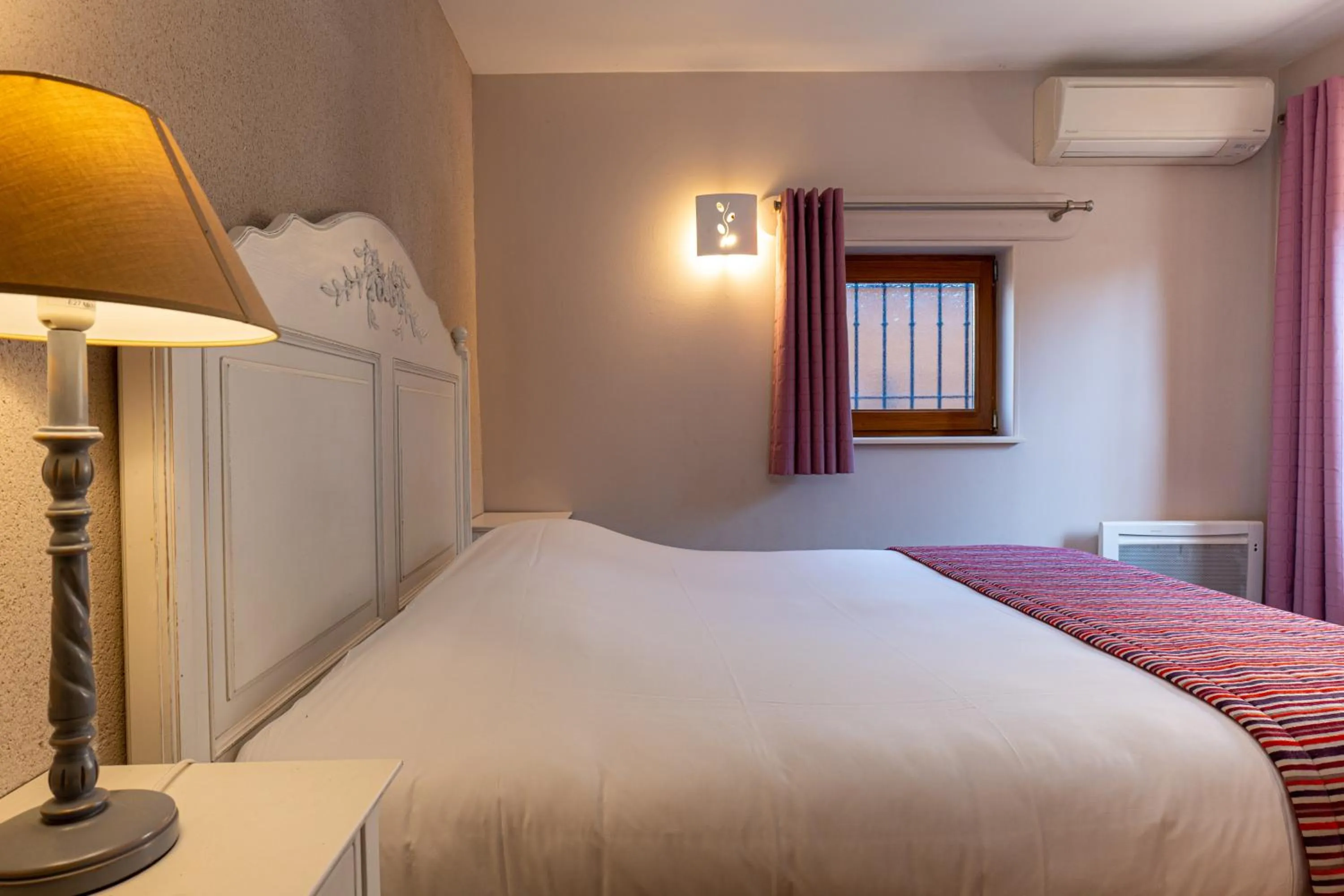 air conditioner, Bed in Hotel Village Motel