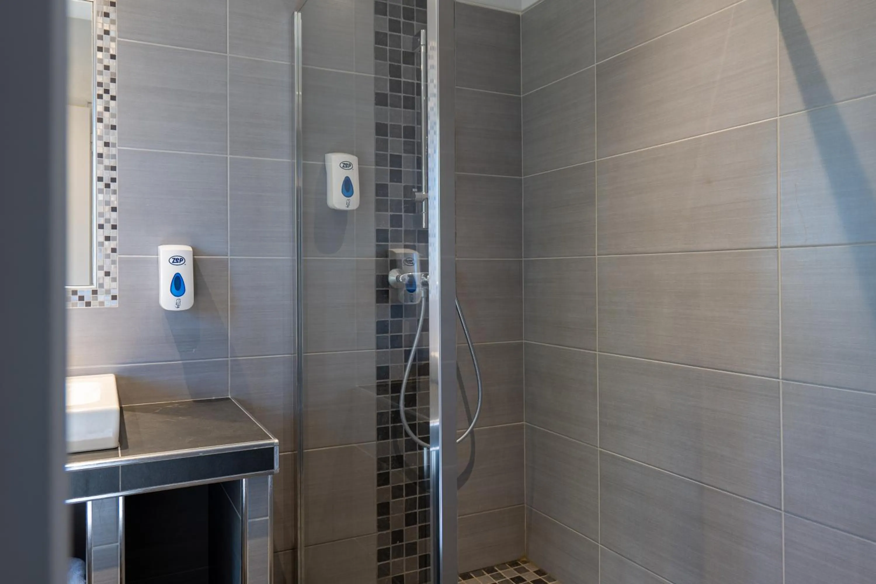 Shower in Hotel Village Motel