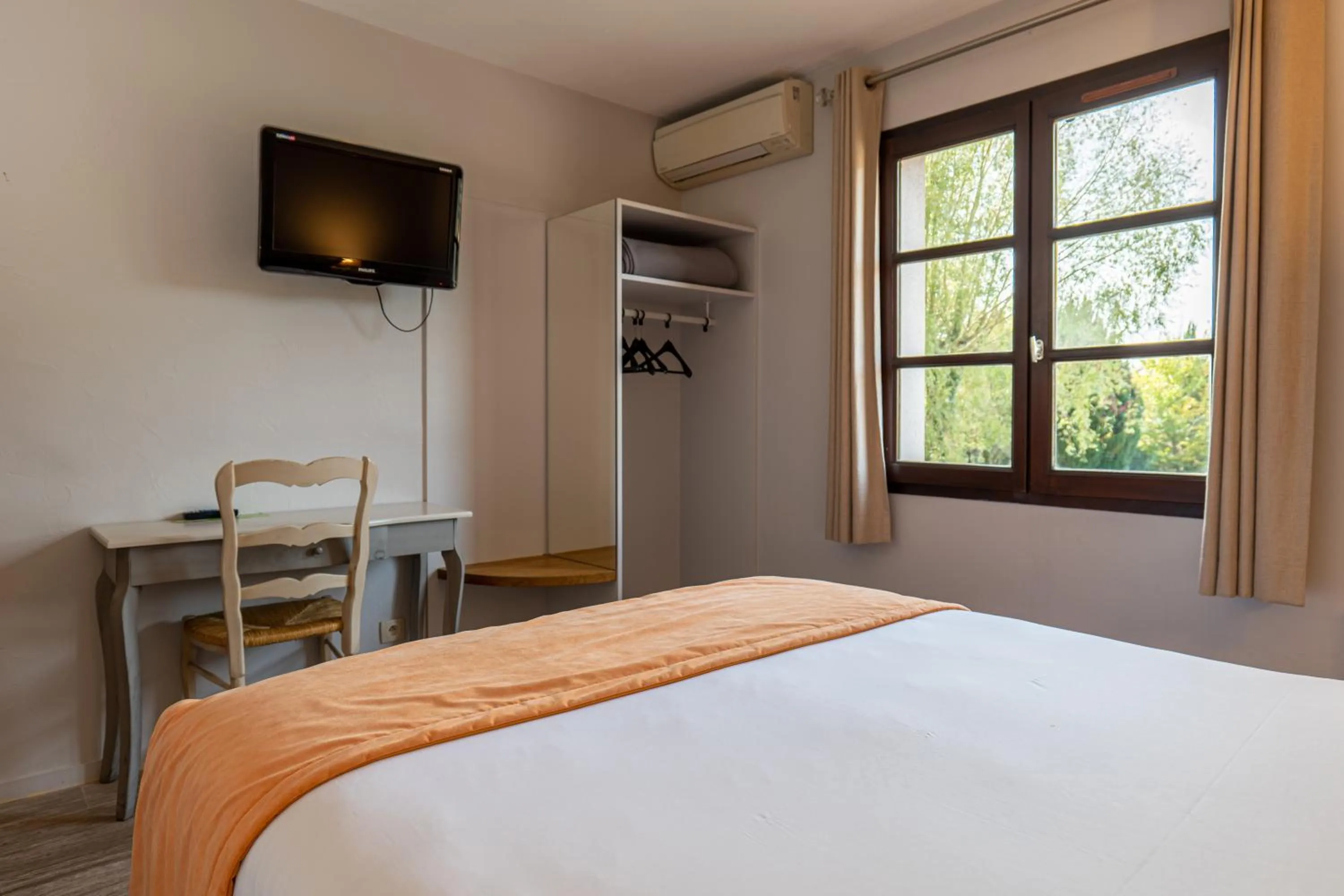 Bed in Hotel Village Motel