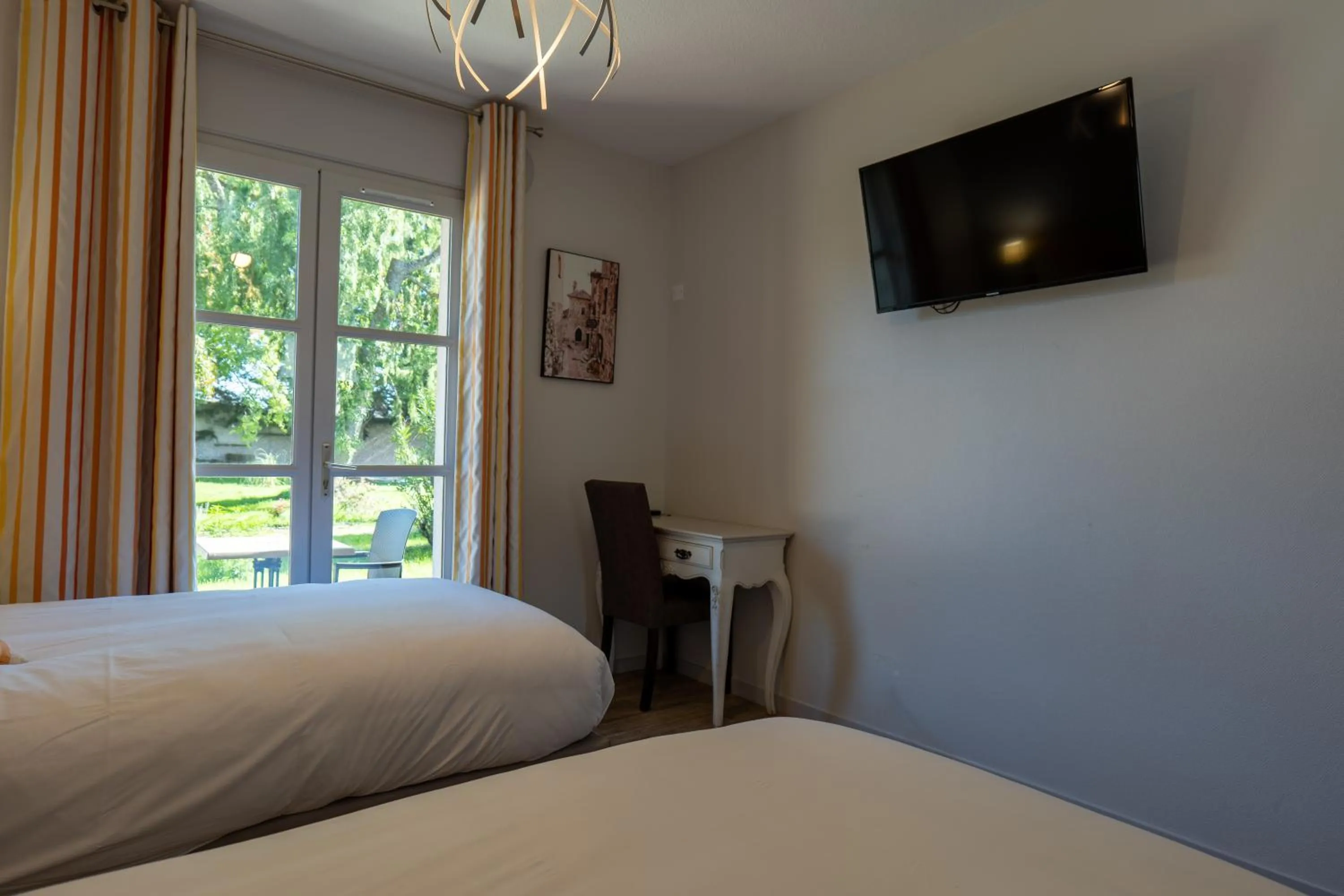 TV and multimedia, Bed in Hotel Village Motel