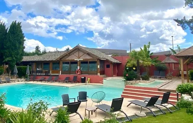 Swimming pool in Hotel Village Motel